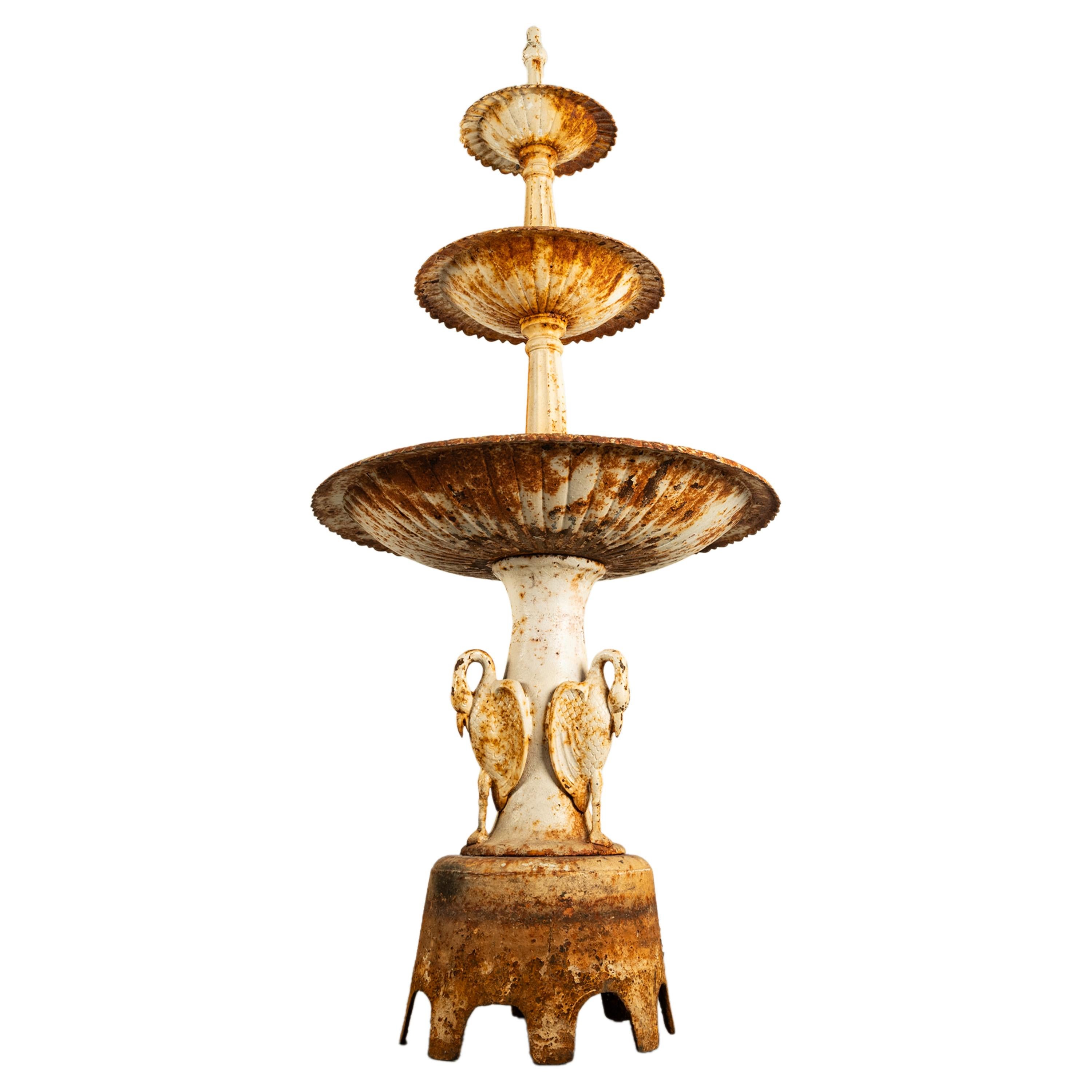 XIXe siècle Antiquité américaine Monumental 3 Tier Cast Iron Garden 98