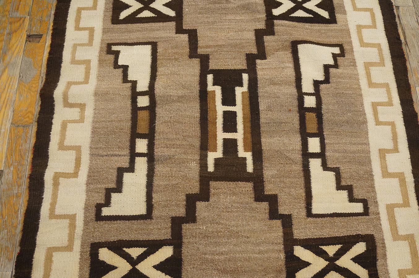 Hand-Woven 1930s American Navajo Carpet ( 3' 2'' x 3' 6'' - 97 x 107 cm ) For Sale
