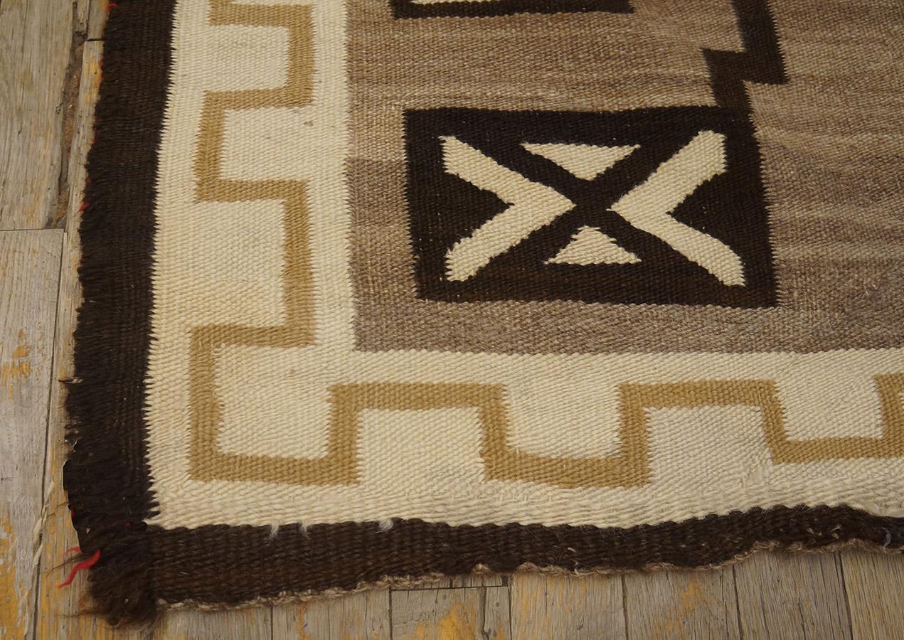1930s American Navajo Carpet ( 3' 2'' x 3' 6'' - 97 x 107 cm ) In Good Condition For Sale In New York, NY