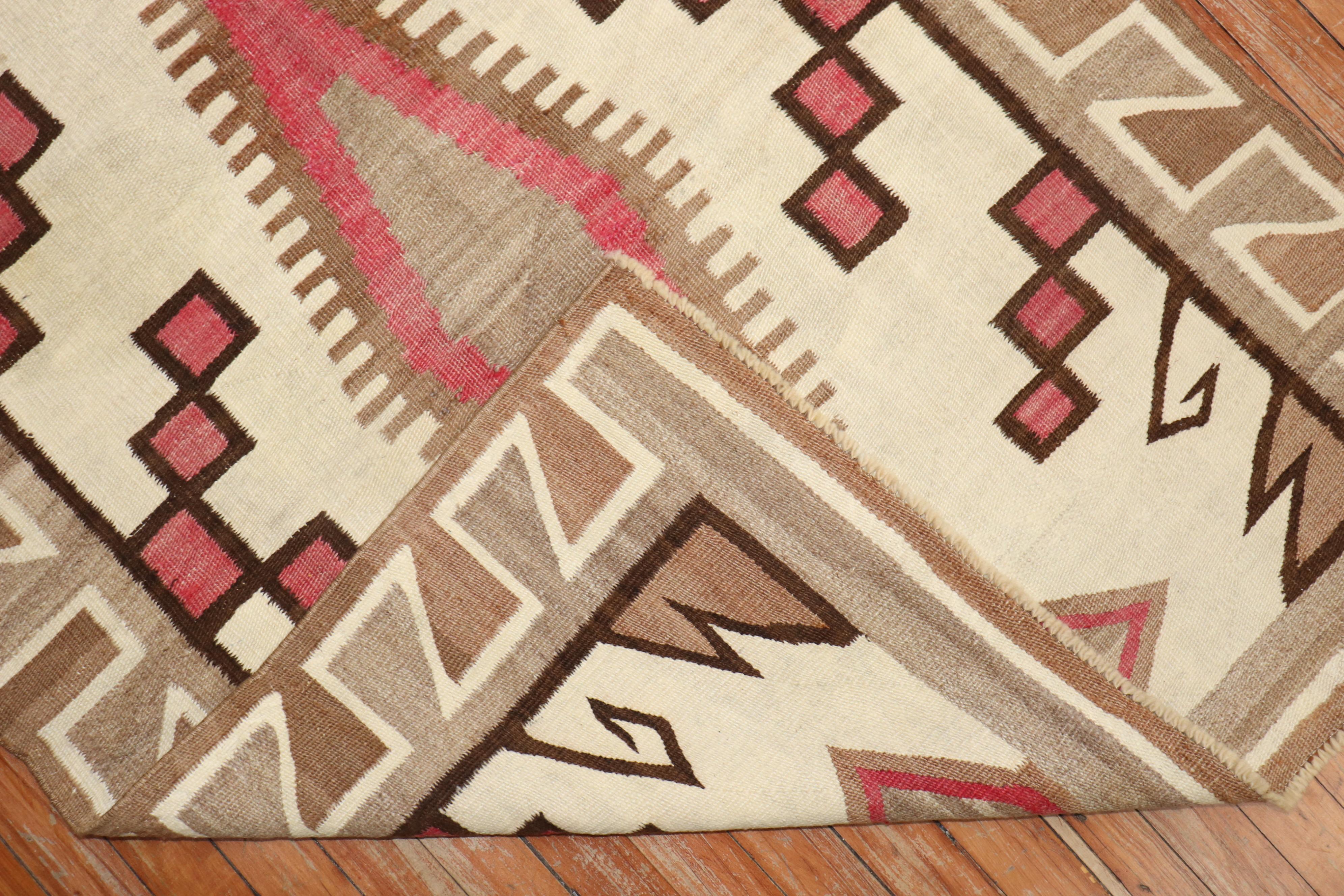 Antique American Navajo Ivory Tribal Rug In Good Condition For Sale In New York, NY