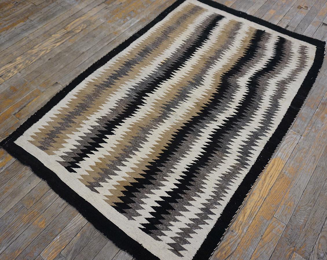Amerikanischer Navajo-Augen-Dazzler-Teppich des frühen 20. Jahrhunderts ( 3''6 x 5''3 - 107 x 160) im Zustand „Gut“ im Angebot in New York, NY
