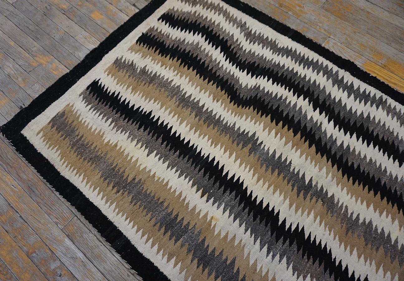 Amerikanischer Navajo-Augen-Dazzler-Teppich des frühen 20. Jahrhunderts ( 3''6 x 5''3 - 107 x 160) (Wolle) im Angebot
