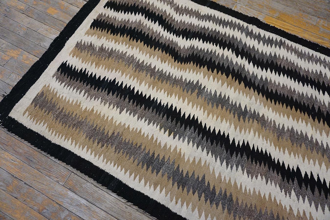 Amerikanischer Navajo-Augen-Dazzler-Teppich des frühen 20. Jahrhunderts ( 3''6 x 5''3 - 107 x 160) im Angebot 2