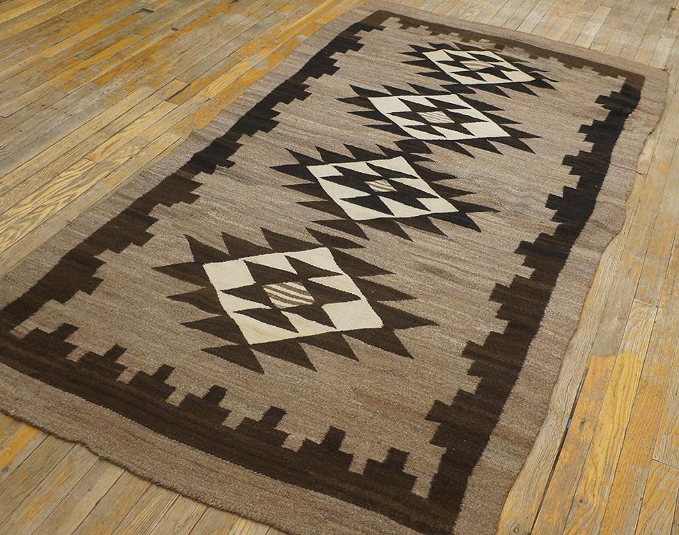 Amerikanischer Navajo-Teppich mit zwei grauen Hölzern aus dem frühen 20. Jahrhundert ( 4' x 7' - 122 x 213) (amerikanisch) im Angebot