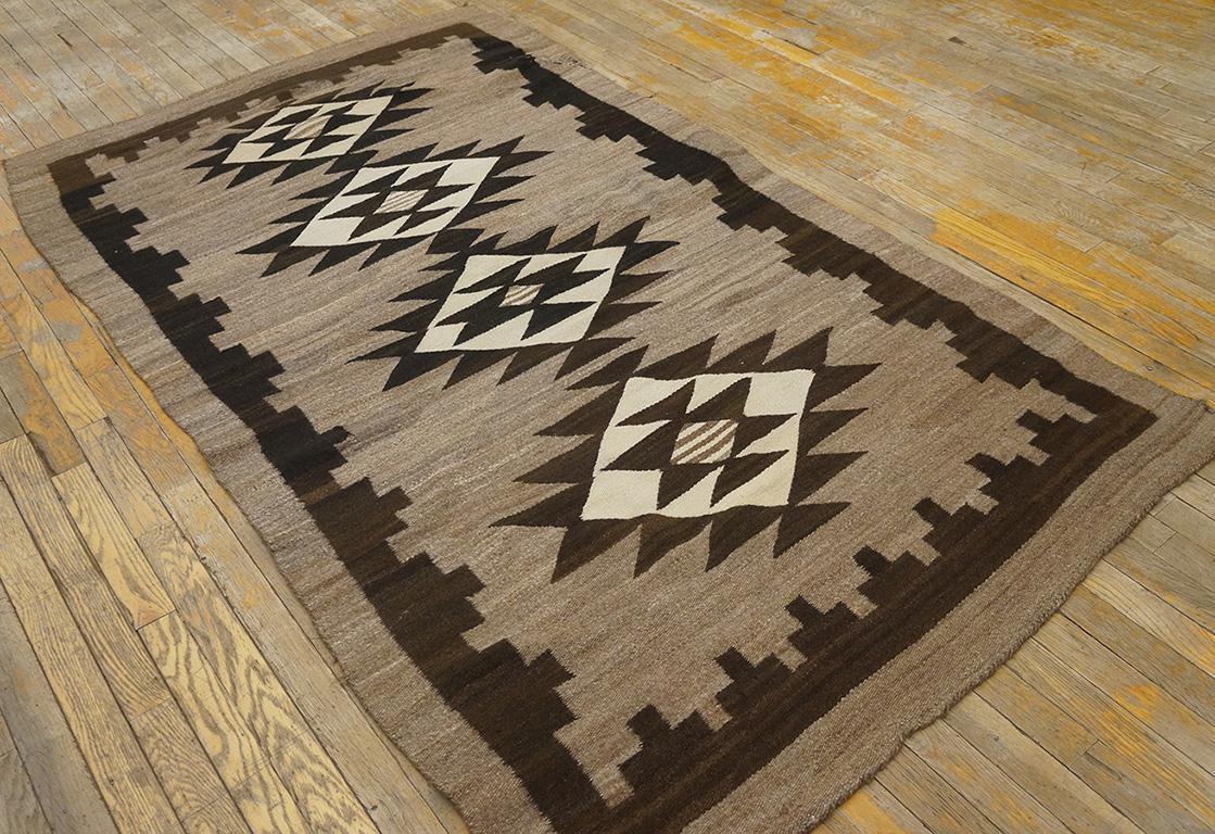 Amerikanischer Navajo-Teppich mit zwei grauen Hölzern aus dem frühen 20. Jahrhundert ( 4' x 7' - 122 x 213) (Wolle) im Angebot
