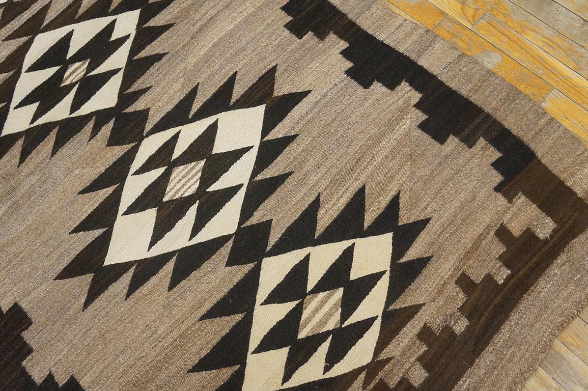 Amerikanischer Navajo-Teppich mit zwei grauen Hölzern aus dem frühen 20. Jahrhundert ( 4' x 7' - 122 x 213) im Angebot 1