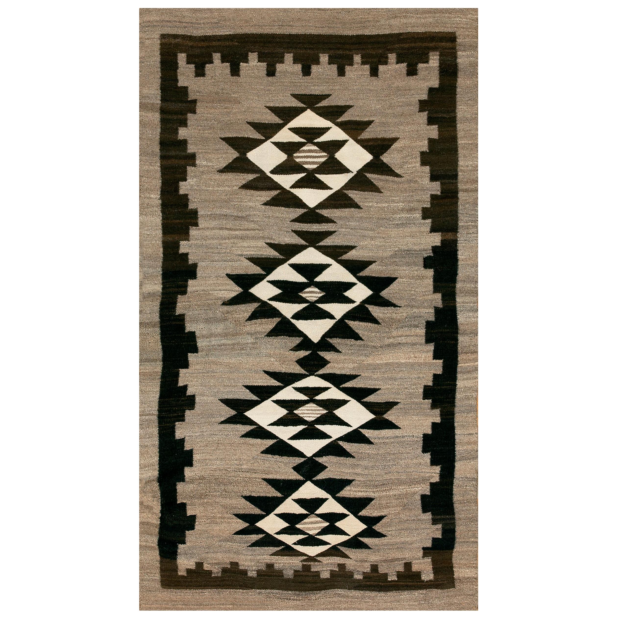 Amerikanischer Navajo-Teppich mit zwei grauen Hölzern aus dem frühen 20. Jahrhundert ( 4' x 7' - 122 x 213) im Angebot