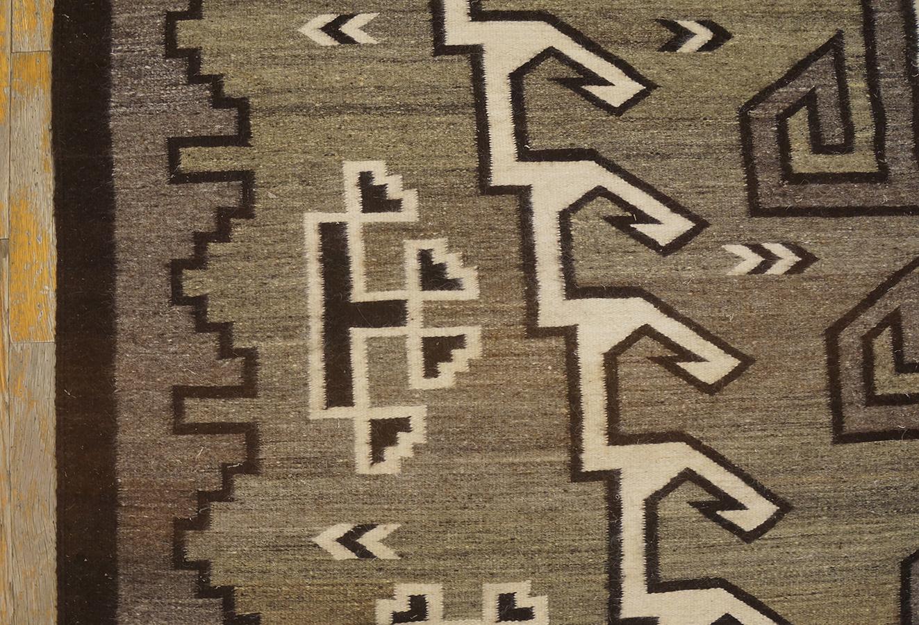 Amerikanischer Navajo-Teppich aus den 1940er Jahren ( 1,82 m x 1,82 m – 210 x 290 cm) im Angebot 5