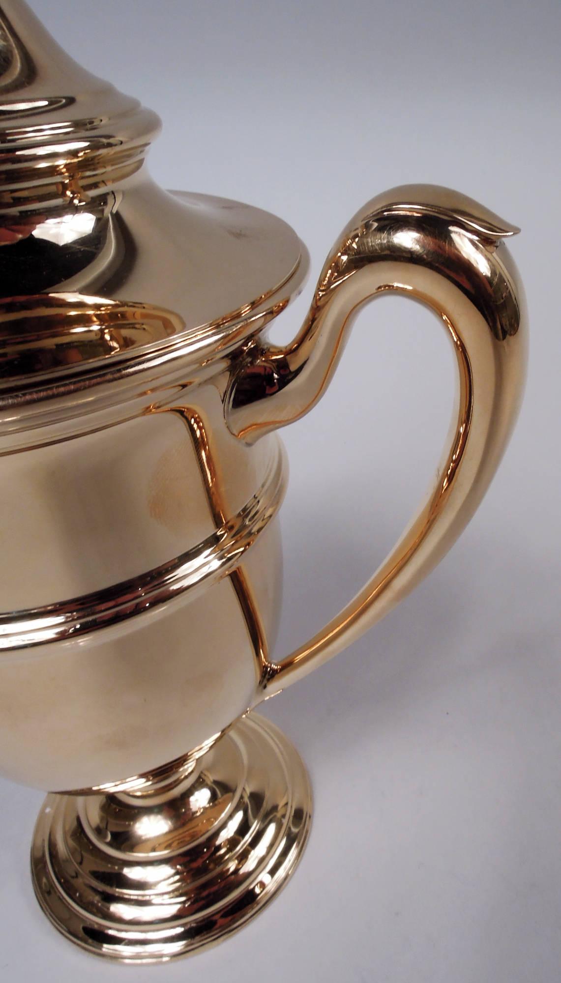 Or Ancienne tasse de trophée néoclassique américaine couverte d'or 14 carats en vente