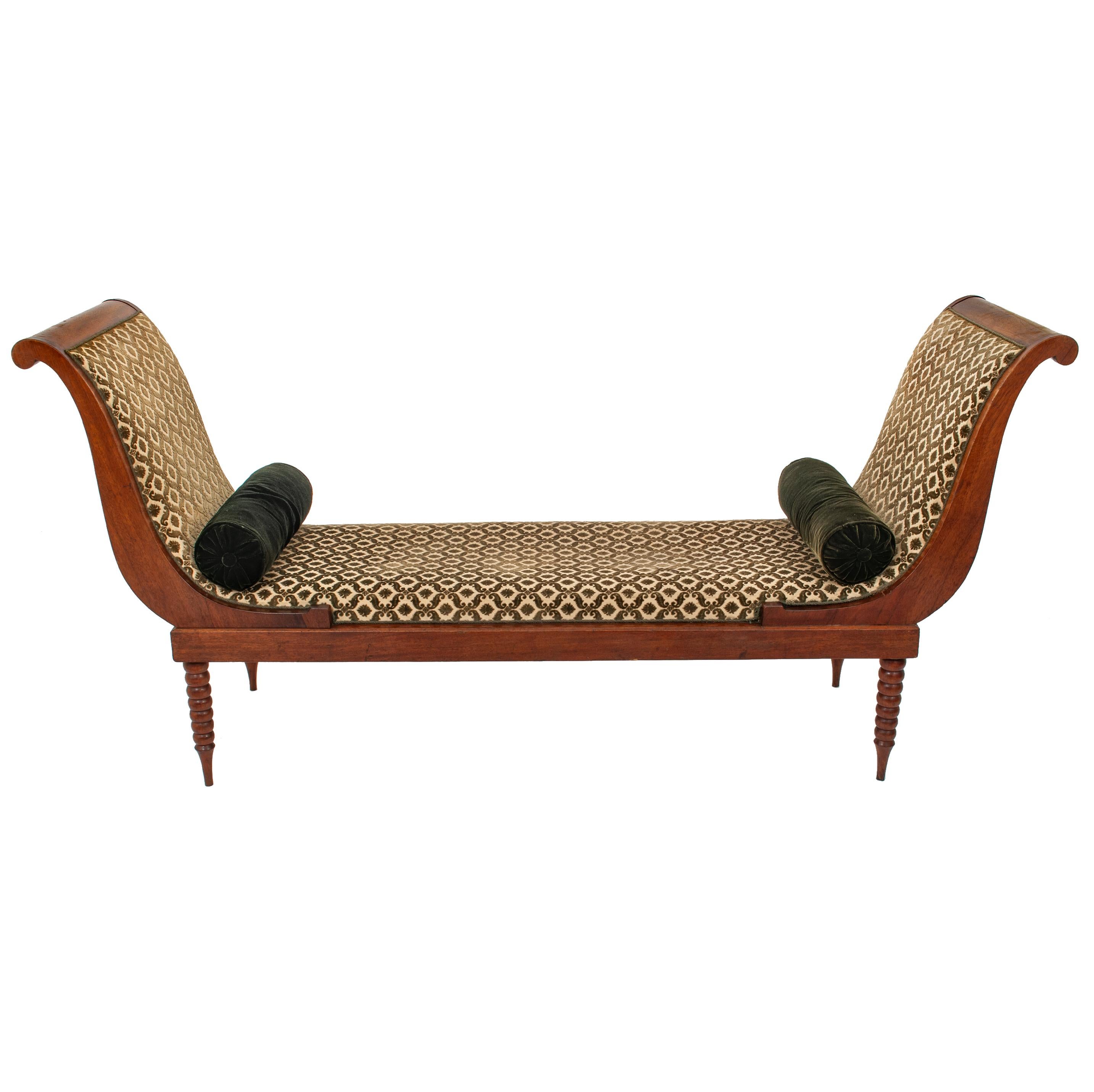 A good antique American Neoclassical mahogany bustle bench, window seat, daybed, circa 1860.
The bench having out-swept ends with a curvilinear design and upholstered in a high quality embossed velvet and raised on tapering bobbin legs.
The bench is