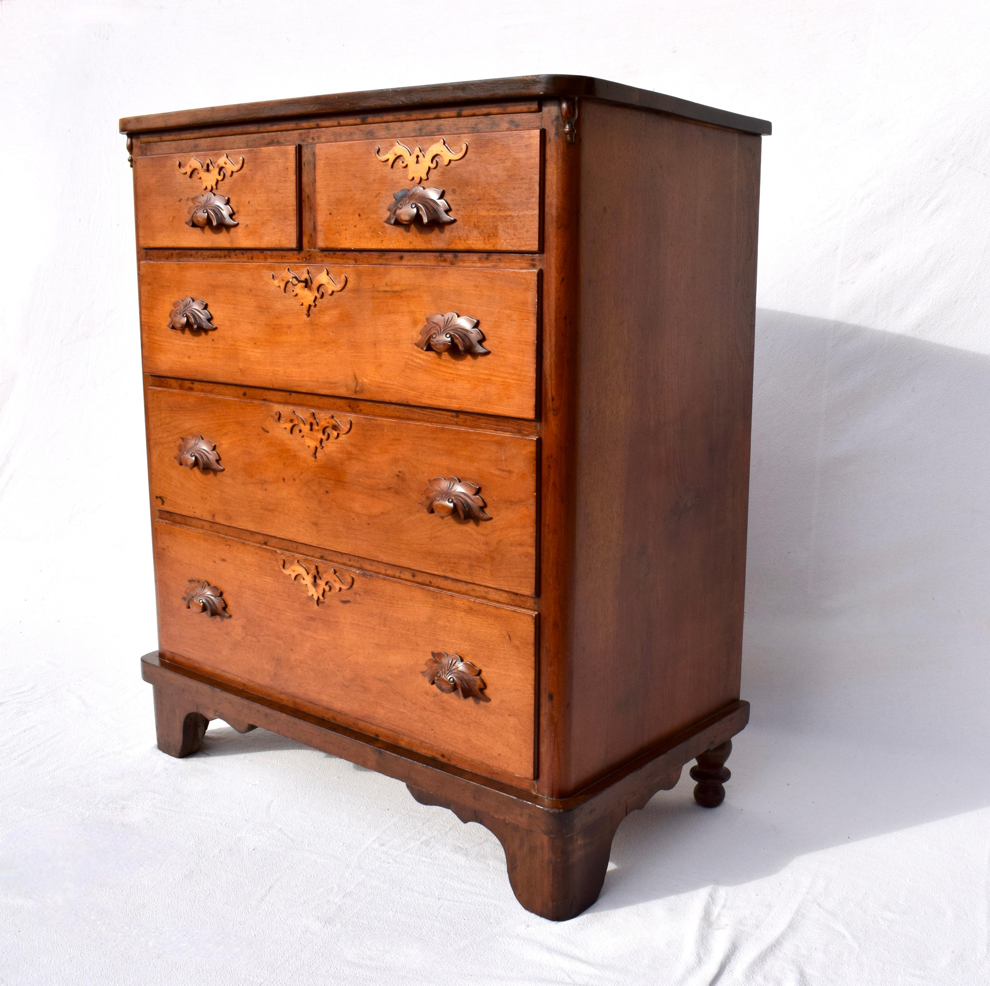 Commode à cinq tiroirs de la fin du 19e siècle, avec de merveilleuses sculptures à la main et une construction rabotée ; serrures et clés. Un caractère très unique et une qualité patrimoniale substantielle.