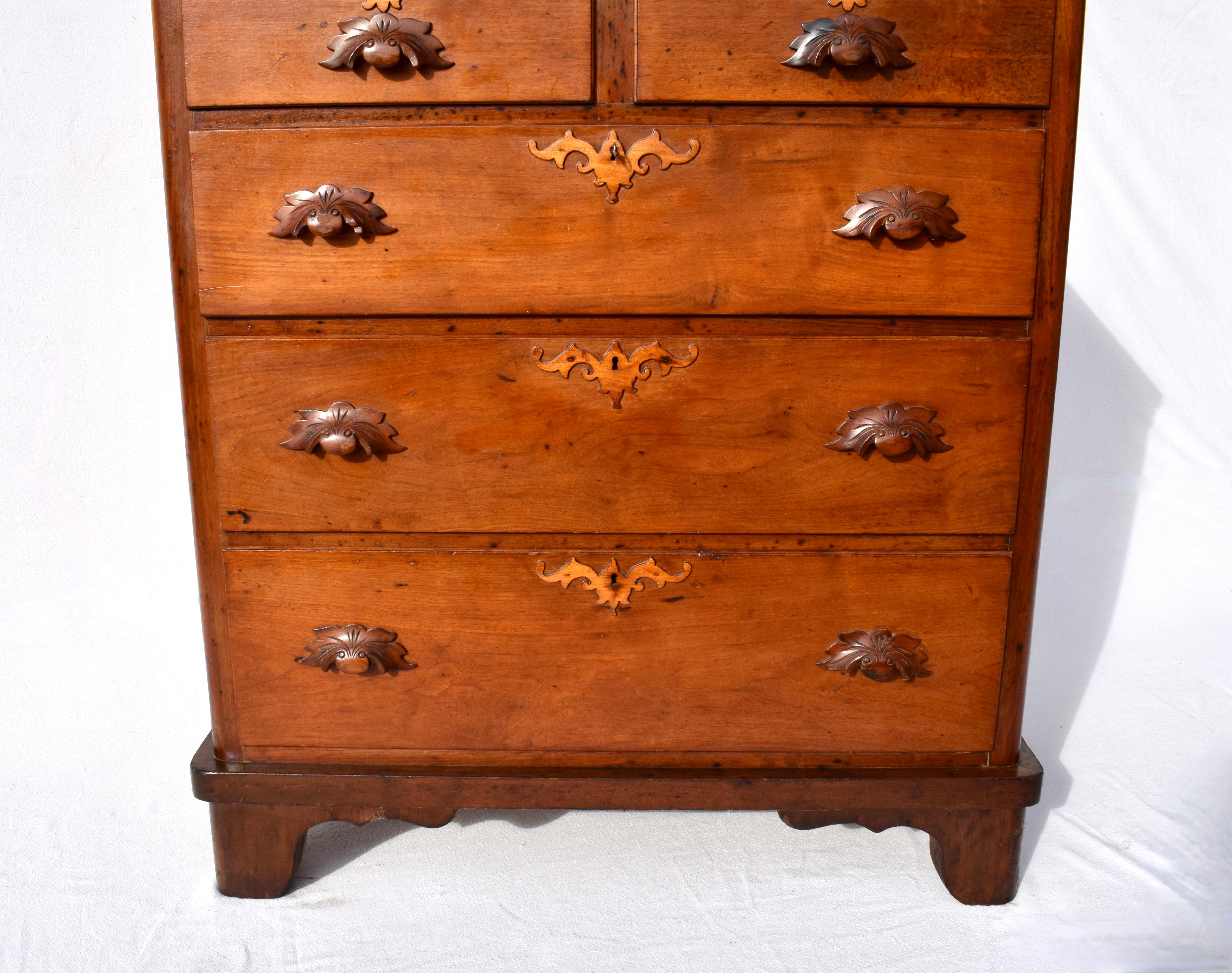 Américain Antiquity New England Cottage Chest of Drawers Dresser (Commode) en vente