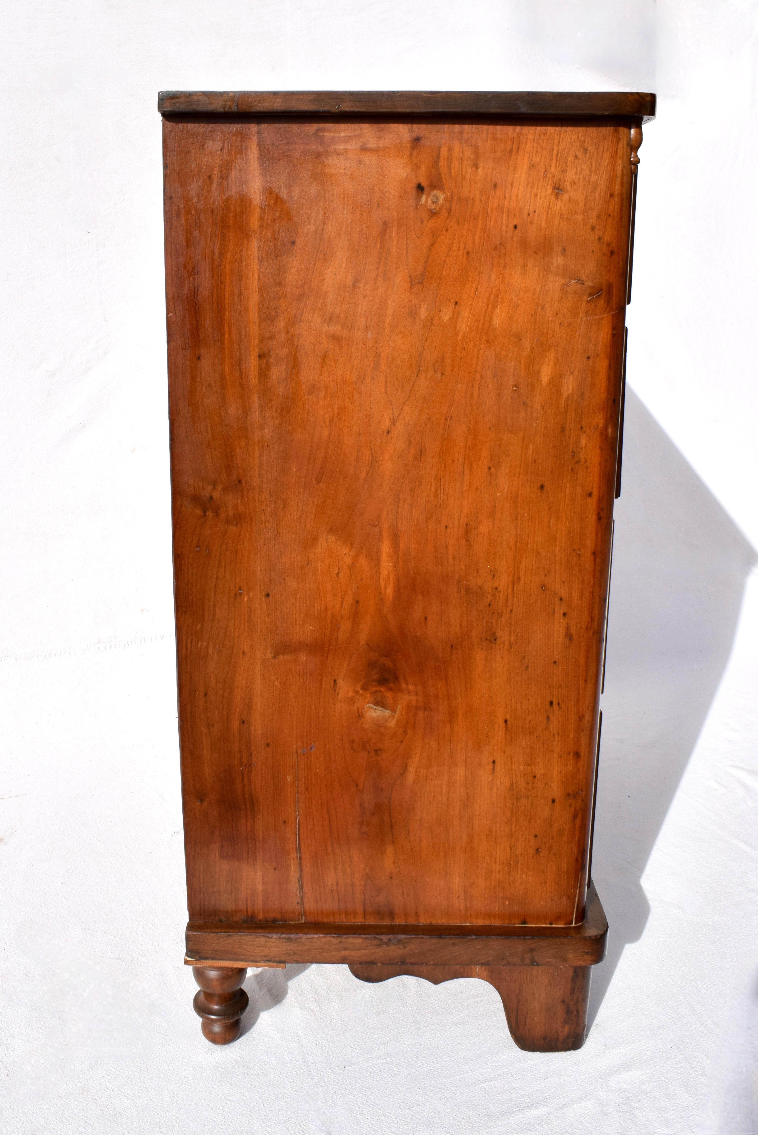 XIXe siècle Antiquity New England Cottage Chest of Drawers Dresser (Commode) en vente