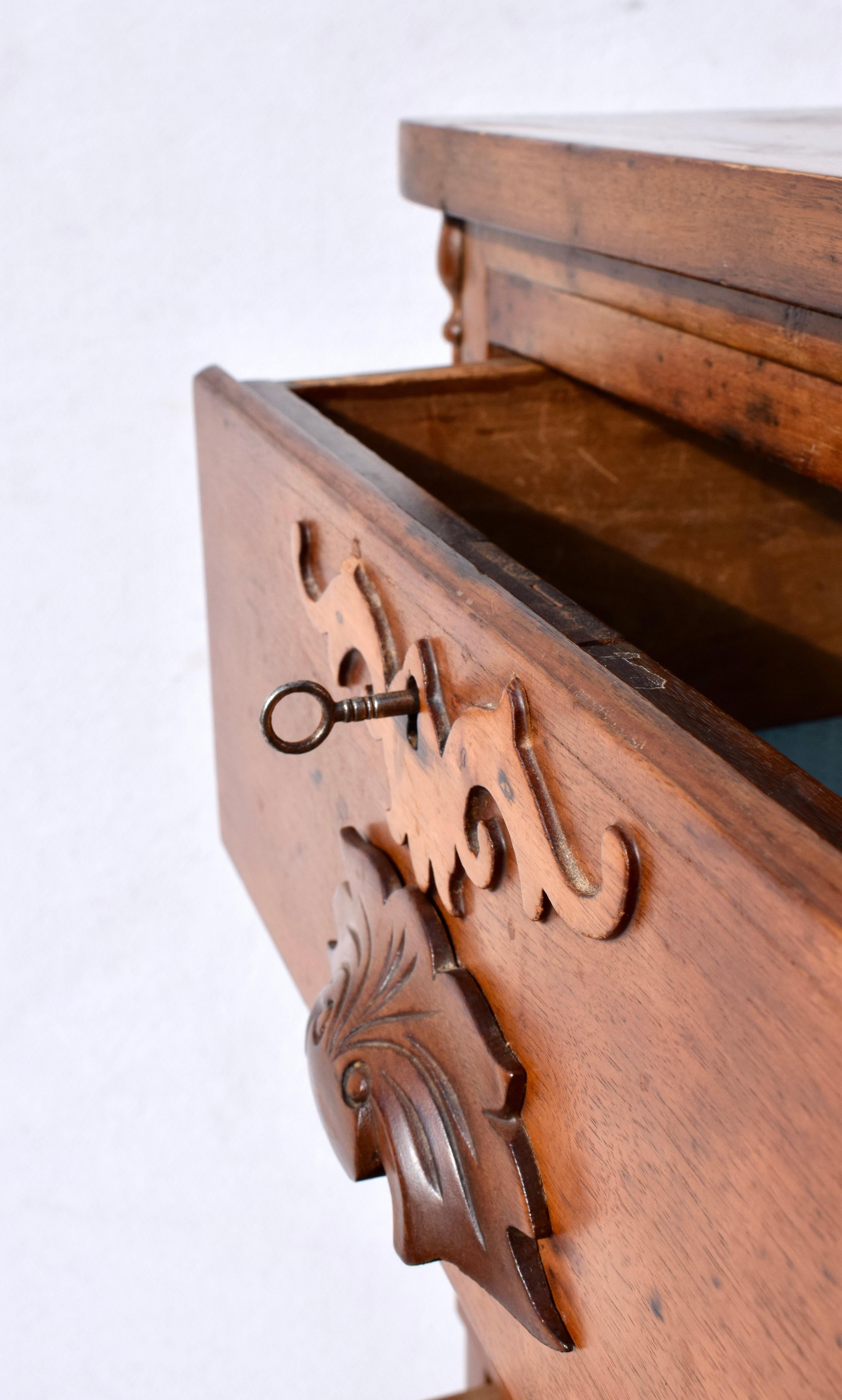 Antiquity New England Cottage Chest of Drawers Dresser (Commode) en vente 1