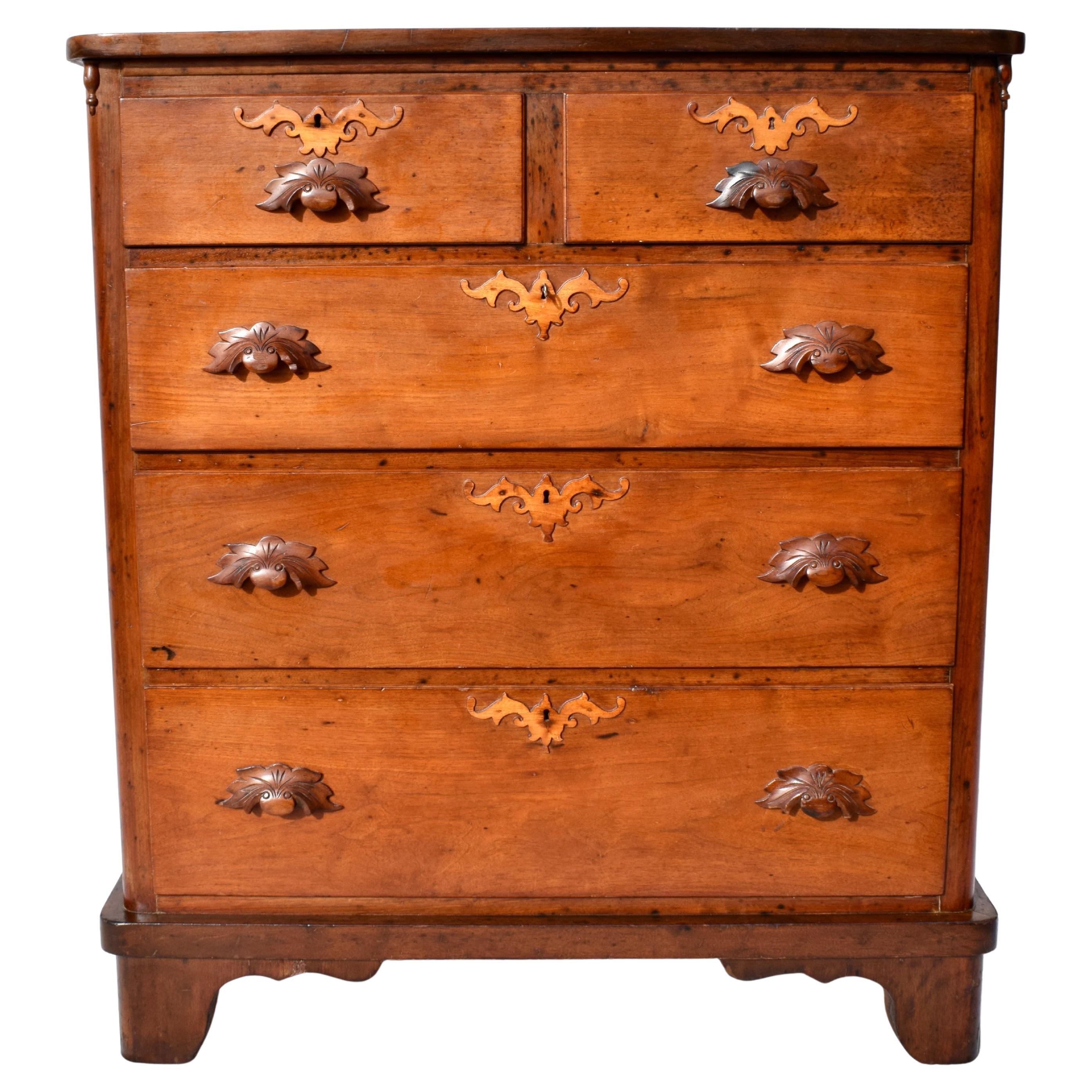 Antiquity New England Cottage Chest of Drawers Dresser (Commode) en vente