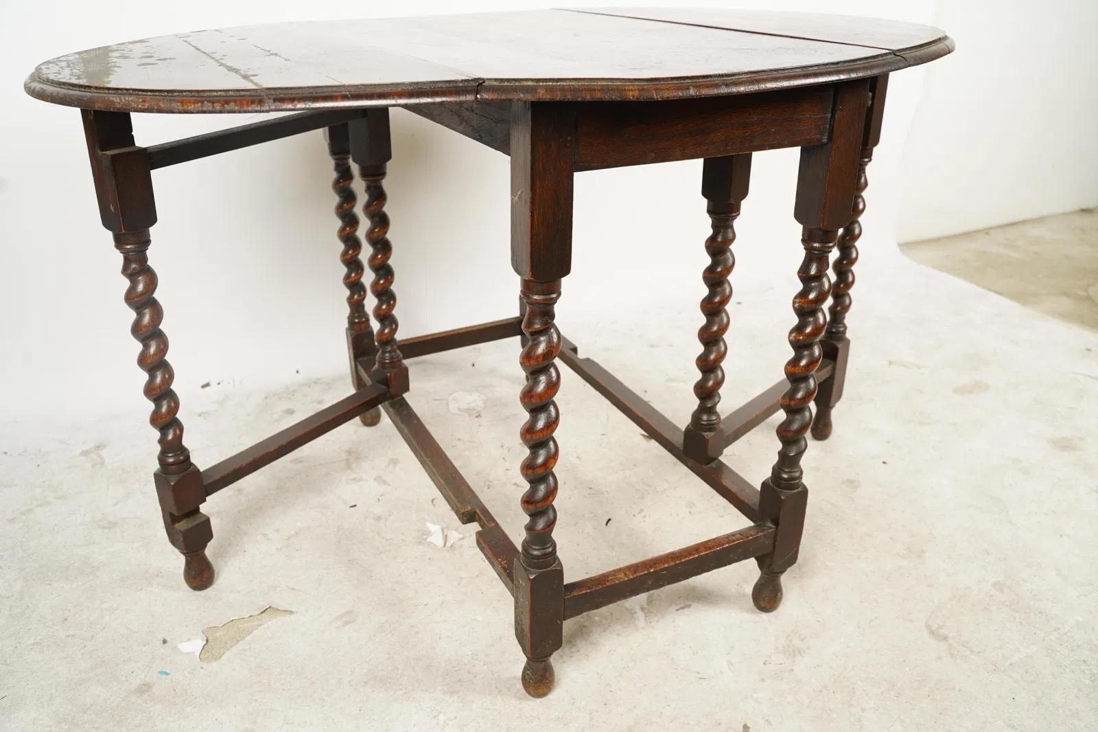Sculpté à la main Ancienne table à abattant en chêne Oak Oak Twist Gate Leg Début du 19e siècle en vente