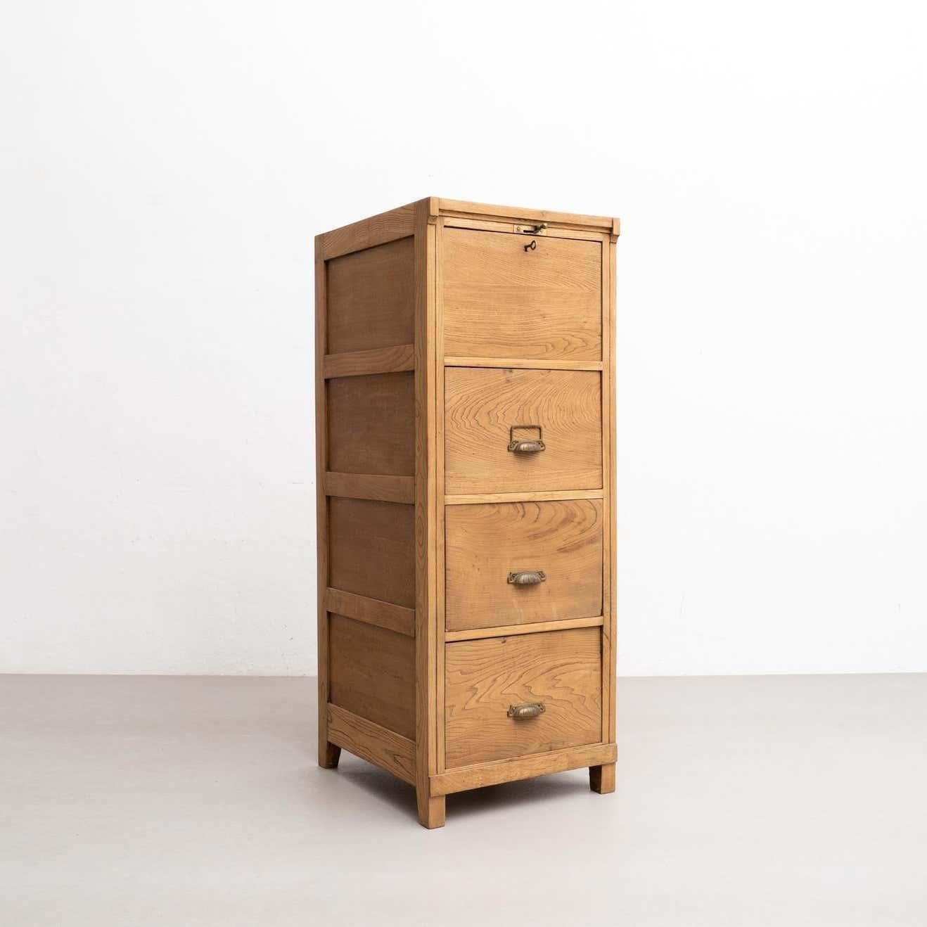 Mobile antico. Realizzato in quercia americana e metallo.

Prodotto da un designer sconosciuto, circa 1940.

In buone condizioni, con lievi segni di usura dovuti all'età e all'uso, conserva una bella patina.

Materiali:
Oak.
Metallo.

Informazioni