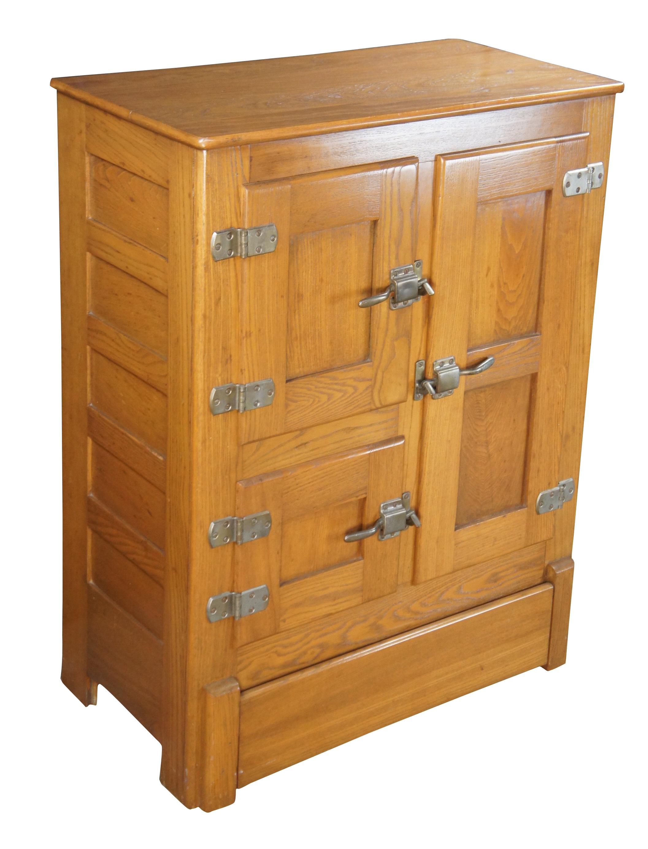 Una bellissima ghiacciaia dei primi del '900. Realizzata in Oak con una robusta struttura rettangolare a tre ante, ferramenta originale in ottone e lati rivestiti. L'interno è smaltato con due ripiani in rete e uno scomparto per la latta.  Il bordo