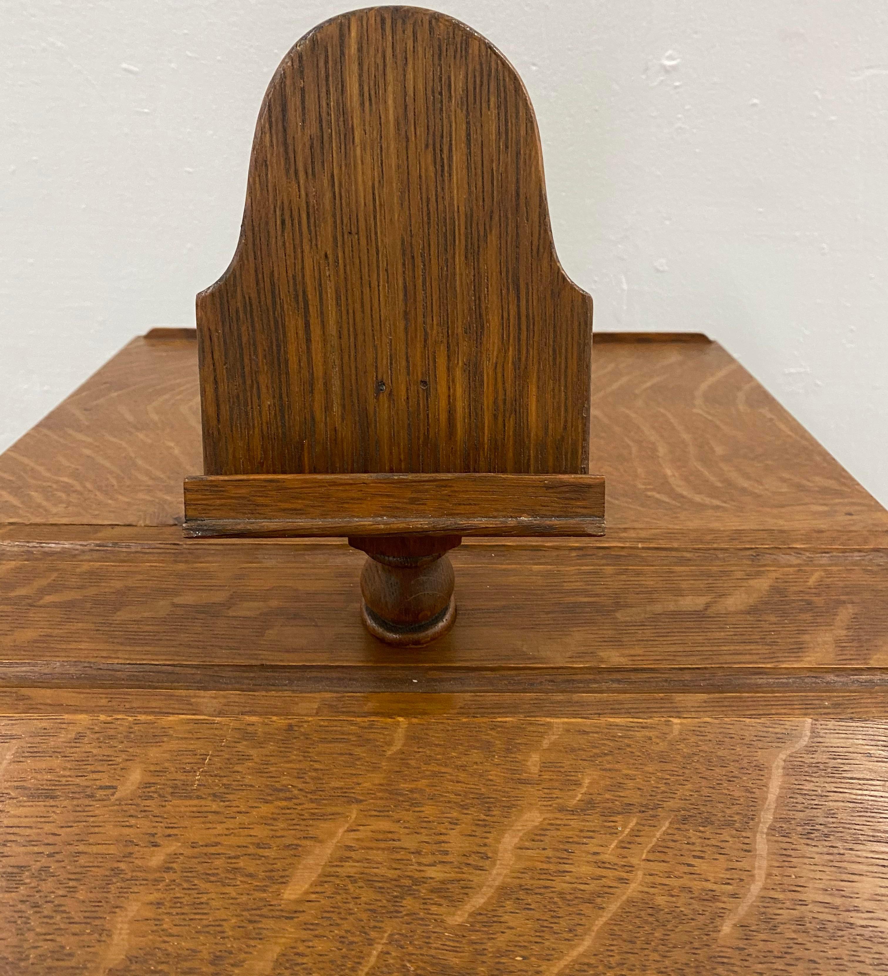 Antique American oak music stand, c.1900

Nice music stand with two sides to hold sheet music.

There is no sheet music storage - these are not lift-top stands.

Dimensions 15