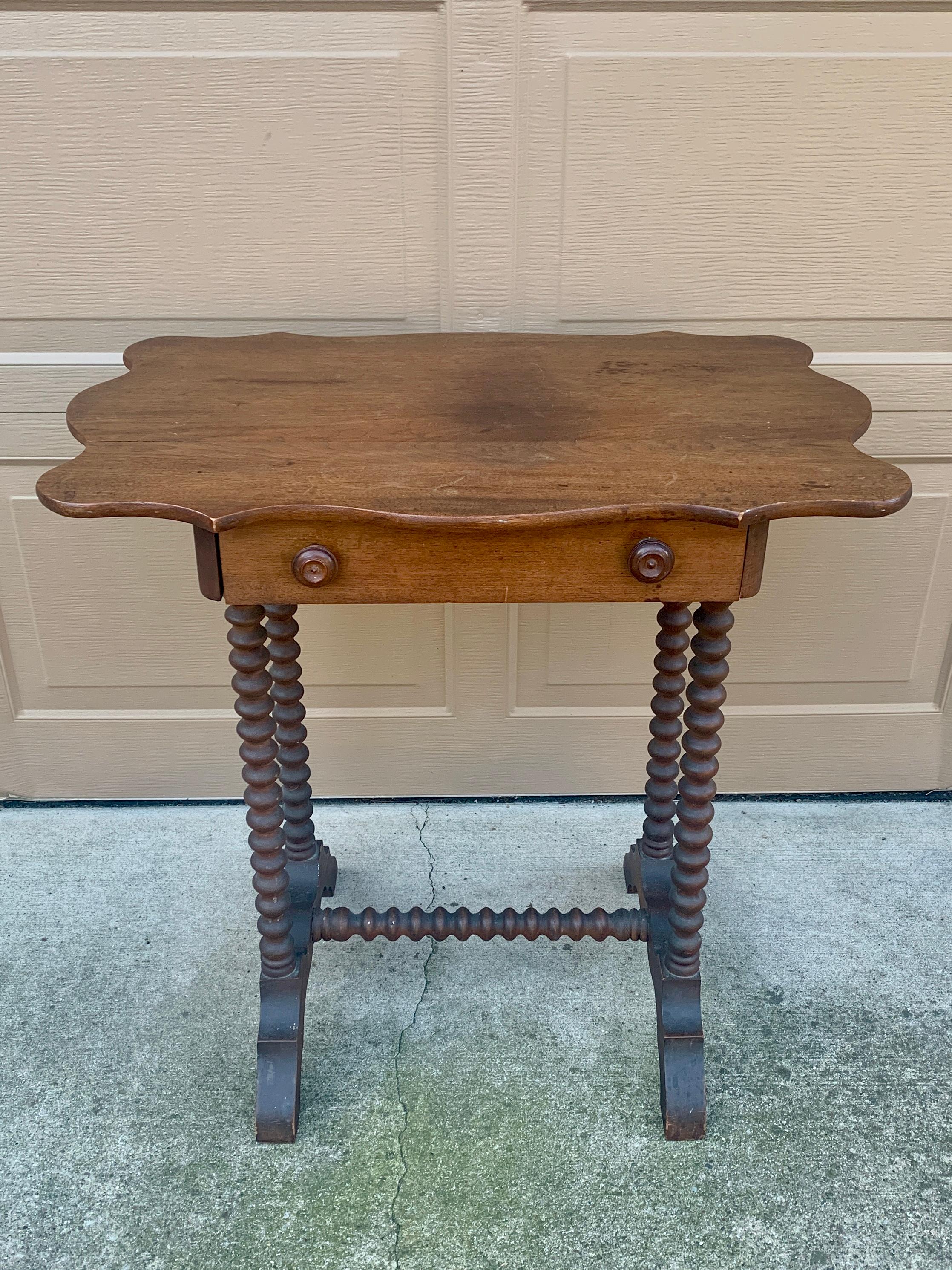 A gorgeous American Colonial or Victorian oak one-drawer occasional side table with bobbin turned legs and stretcher

USA, Circa late 19th century

Measures: 29
