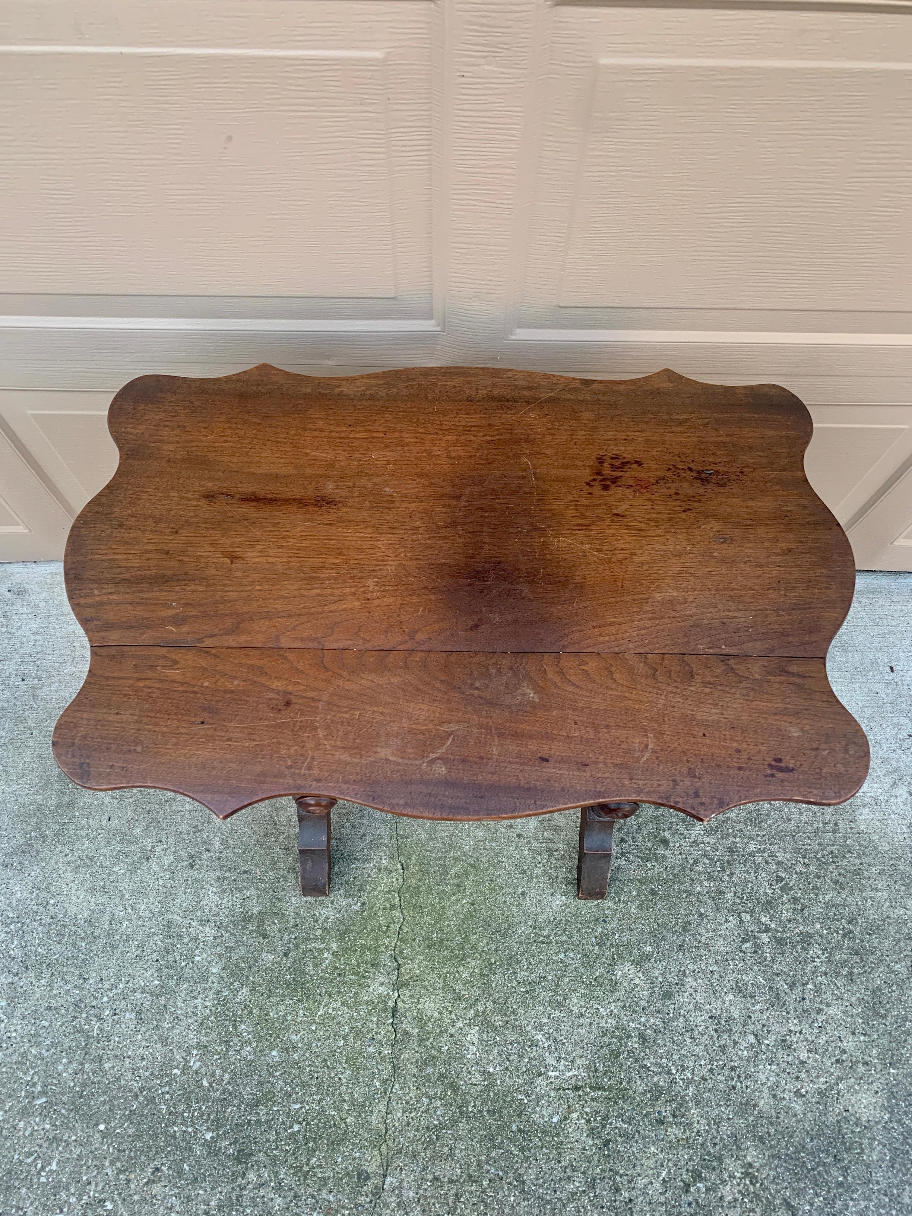 Antique American Oak Side Table With Bobbin Turned Legs, Late 19th Century In Good Condition For Sale In Elkhart, IN