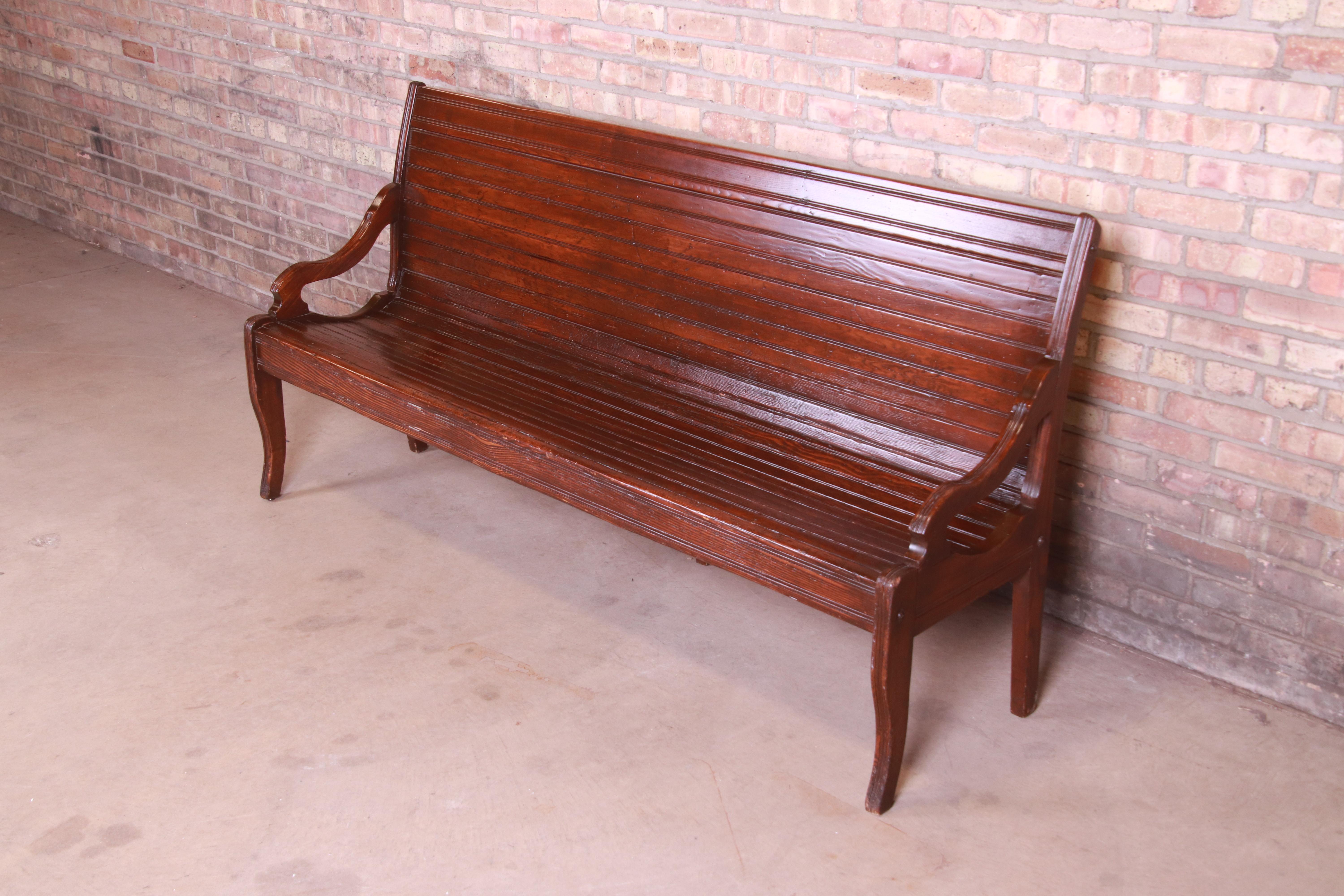 A gorgeous antique oak train depot railroad settle or bench,

USA, circa 1900

Measures: 71.75