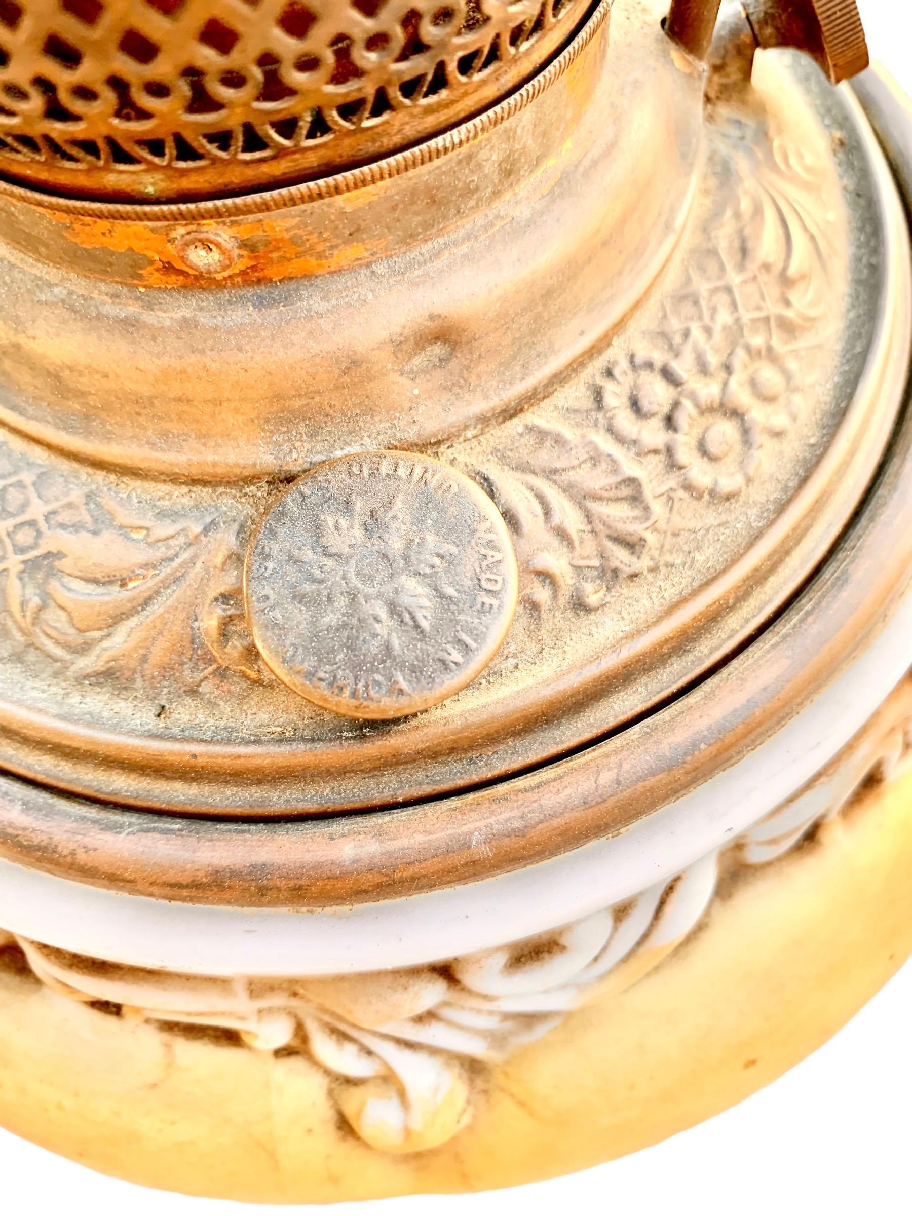 Lampe à huile américaine d'antiquités avec fond peint à la main et base filigrane en laiton en vente 11