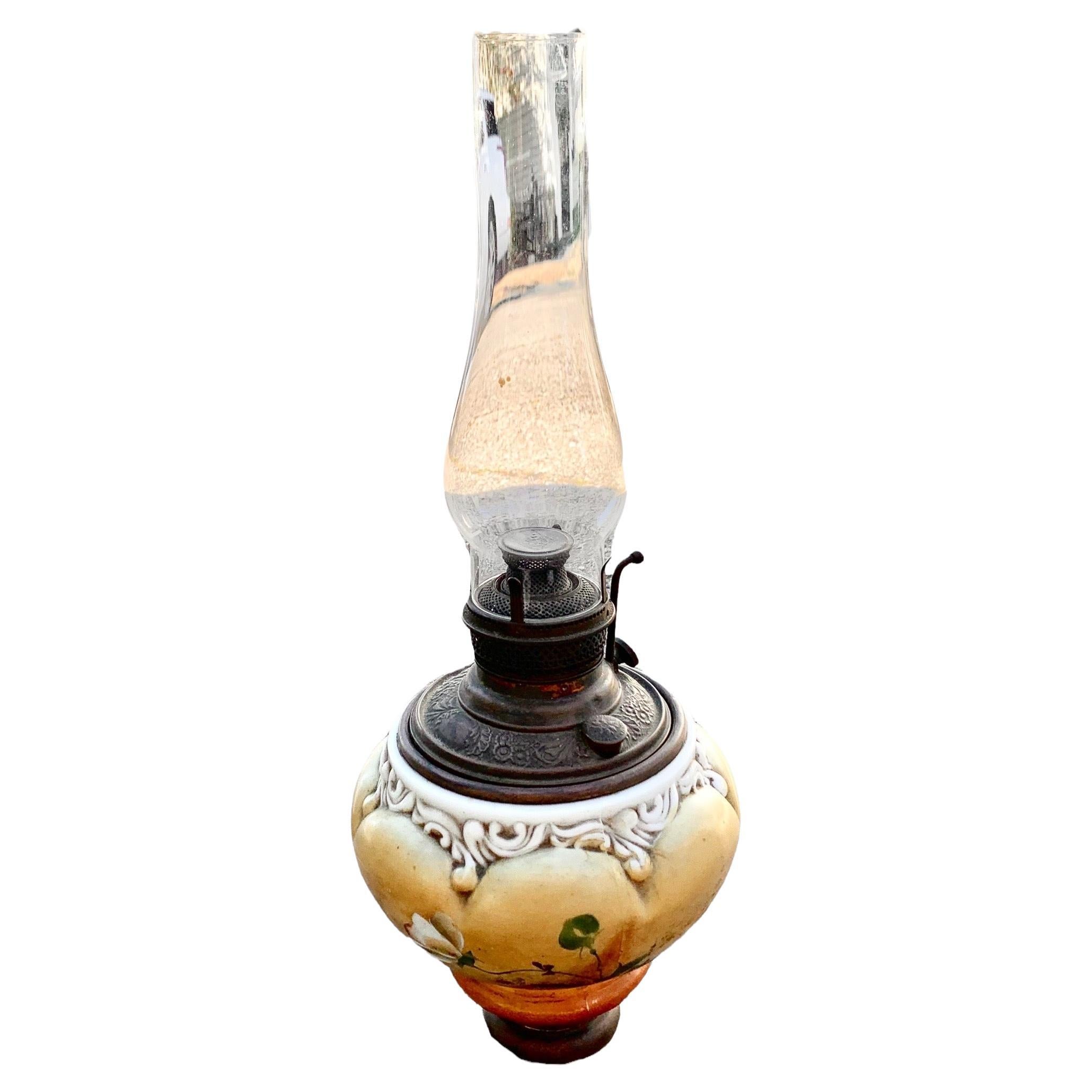 Eine amerikanische viktorianische Öllampe mit einer herausragenden handgemalten floralen Schrift, einem filigranen Sockel aus Messingguss, einem mundgeblasenen Schornstein und dem originalen Brenner und Teilen. Es handelt sich um viktorianische
