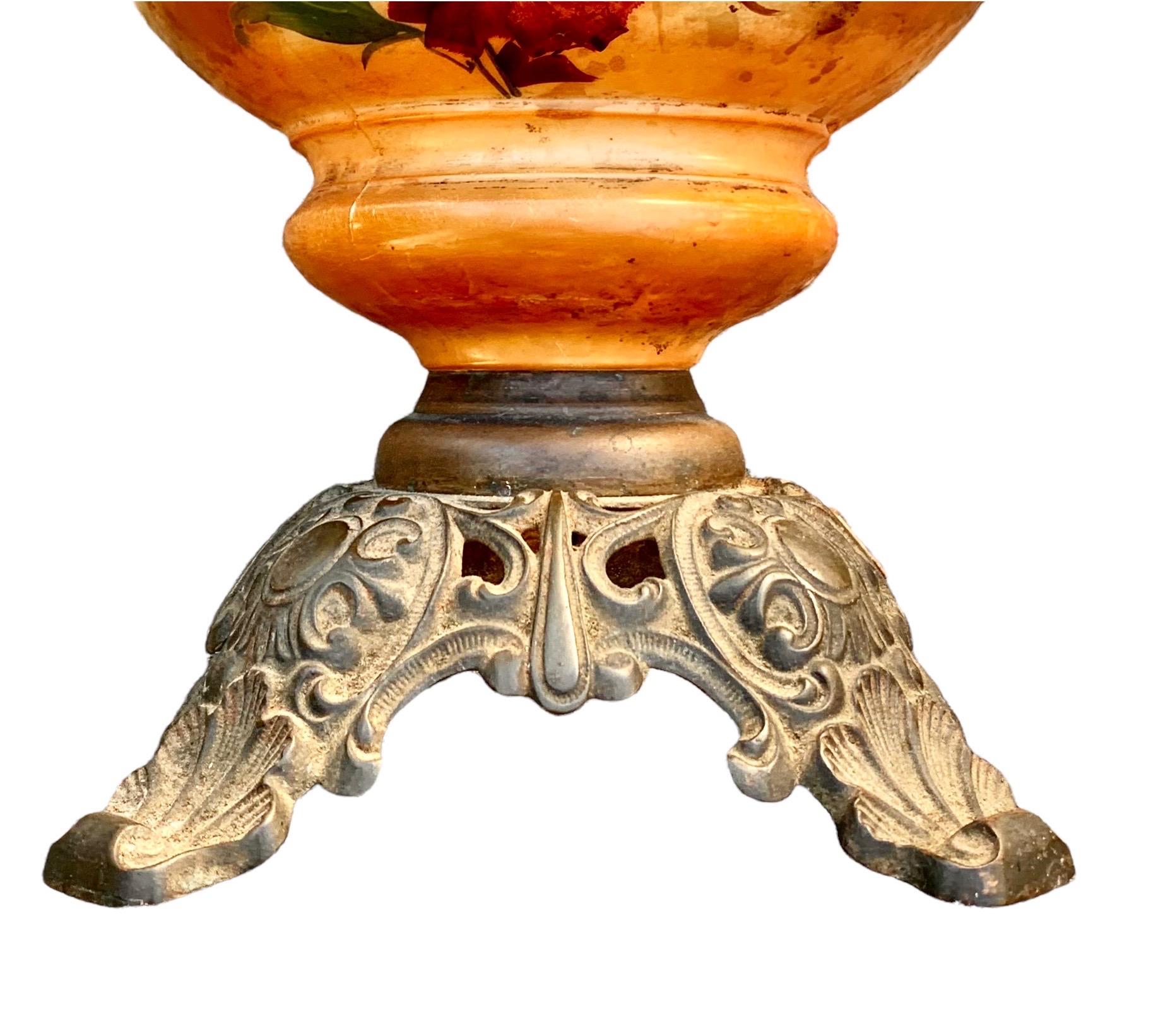 Américain Lampe à huile américaine d'antiquités avec fond peint à la main et base filigrane en laiton en vente