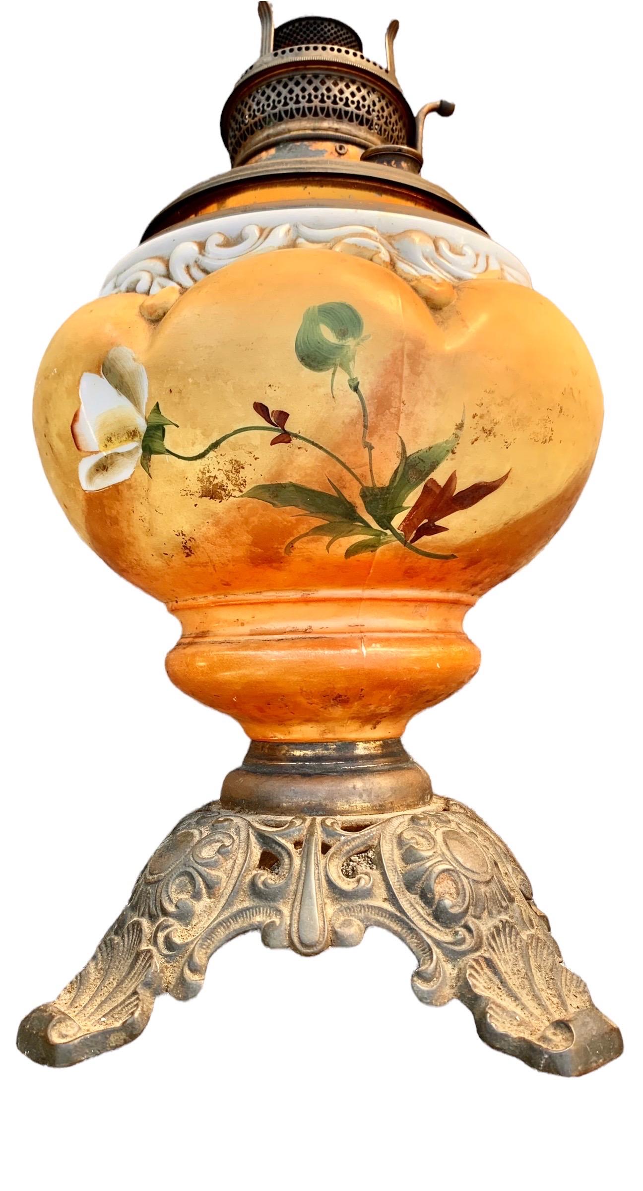 Antike amerikanische Öllampe mit handbemalter Font und filigranem Sockel aus Messing (Geblasenes Glas) im Angebot