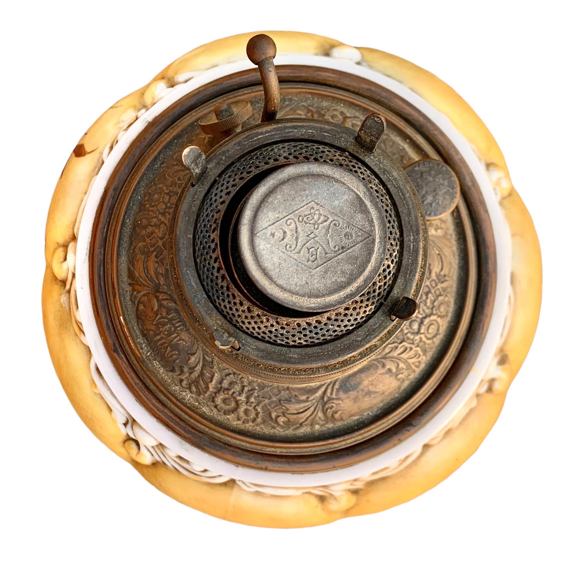 Antike amerikanische Öllampe mit handbemalter Font und filigranem Sockel aus Messing im Angebot 2