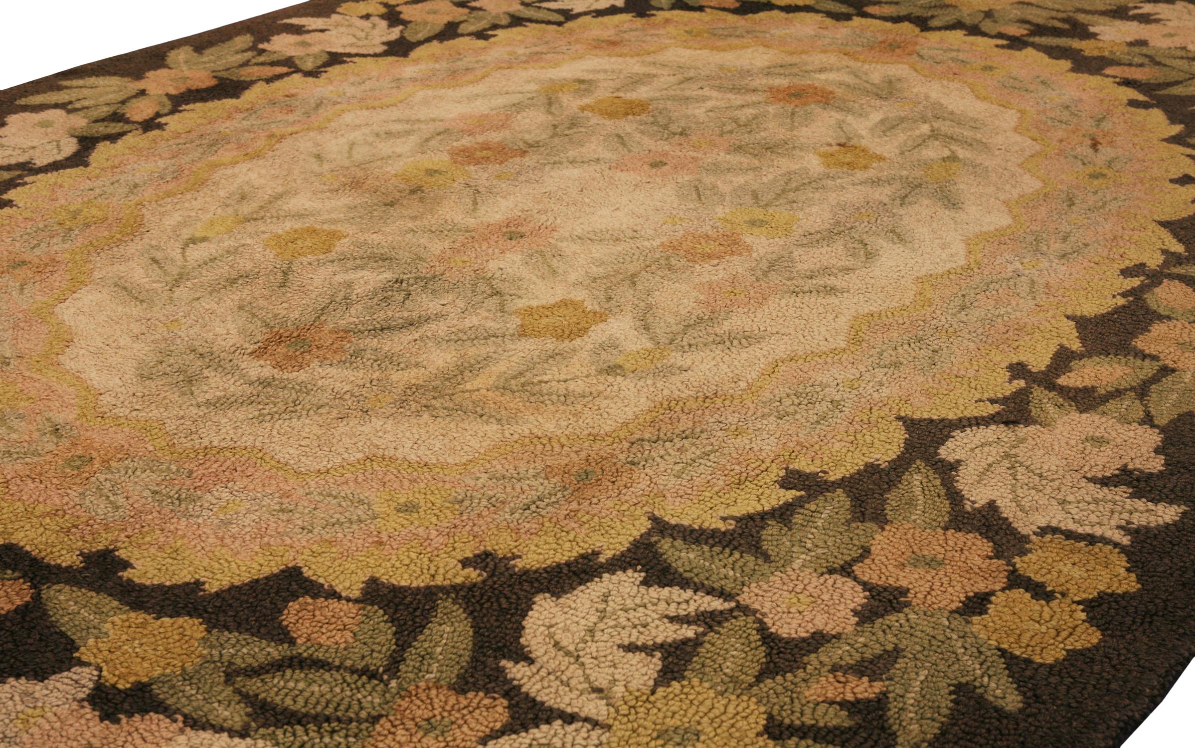 Antique American Oval Shape Hook Floral Field Rug, ca. 1920 In Good Condition For Sale In Ferrara, IT