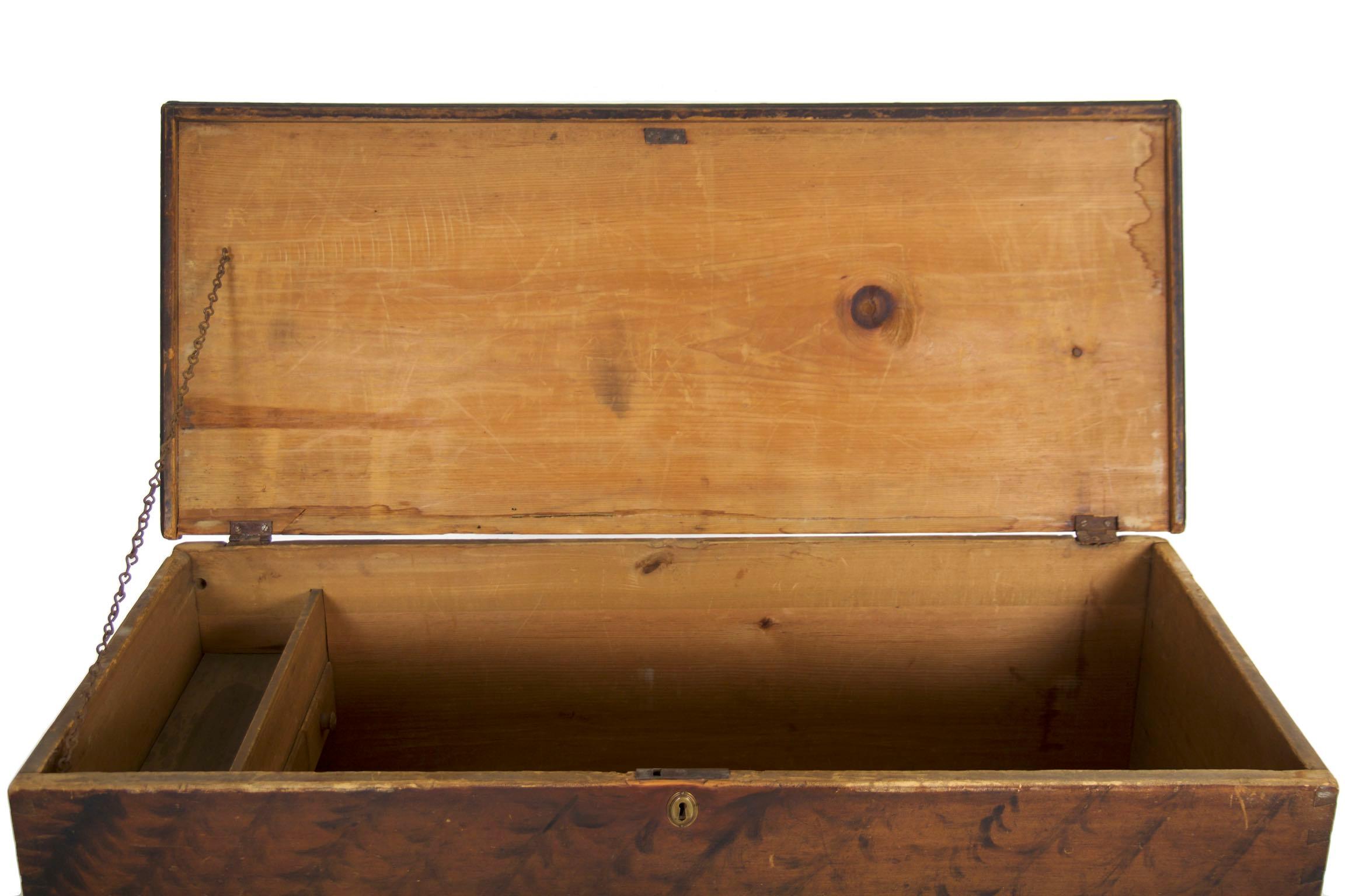 Antique American Painted Dower Blanket Chest of Drawers, Pennsylvania circa 1810 In Good Condition In Shippensburg, PA