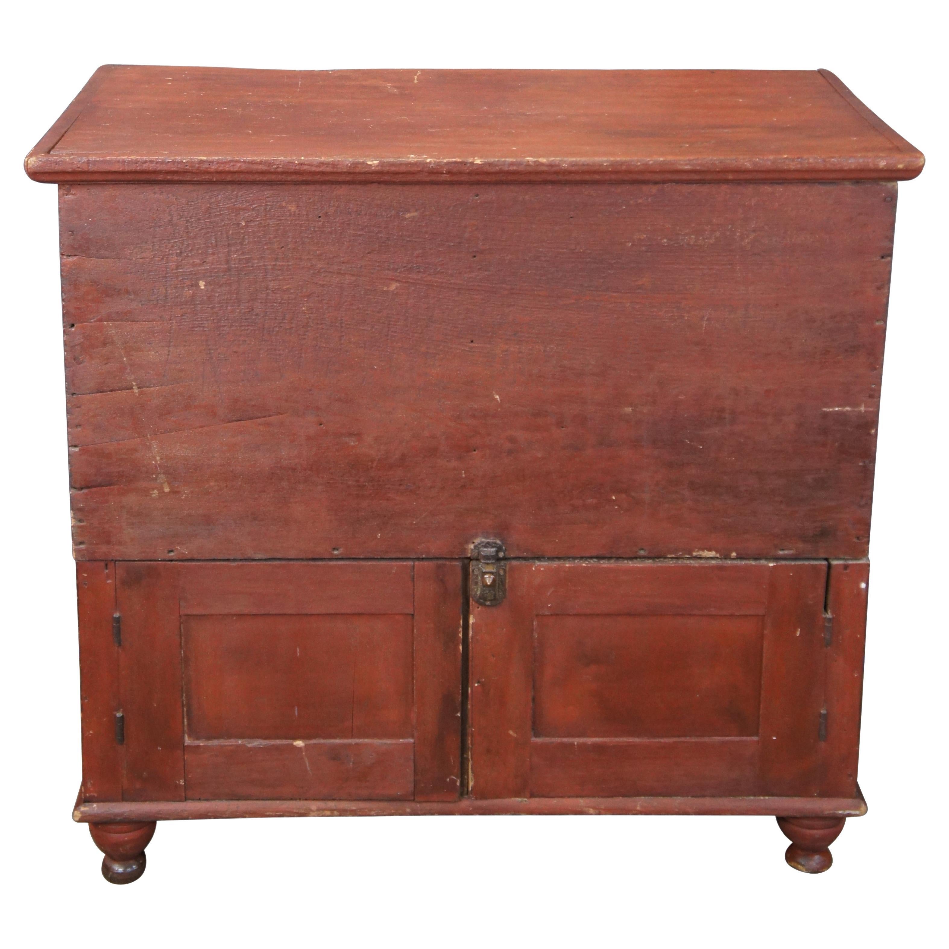Commode / coffre à mules / coffre à couvertures en peuplier primitif ancien de ferme américaine, avec un dessus à charnières et une armoire inférieure.  Les coffres à mulets étaient populaires en Angleterre et dans l'Amérique coloniale au XVIIe