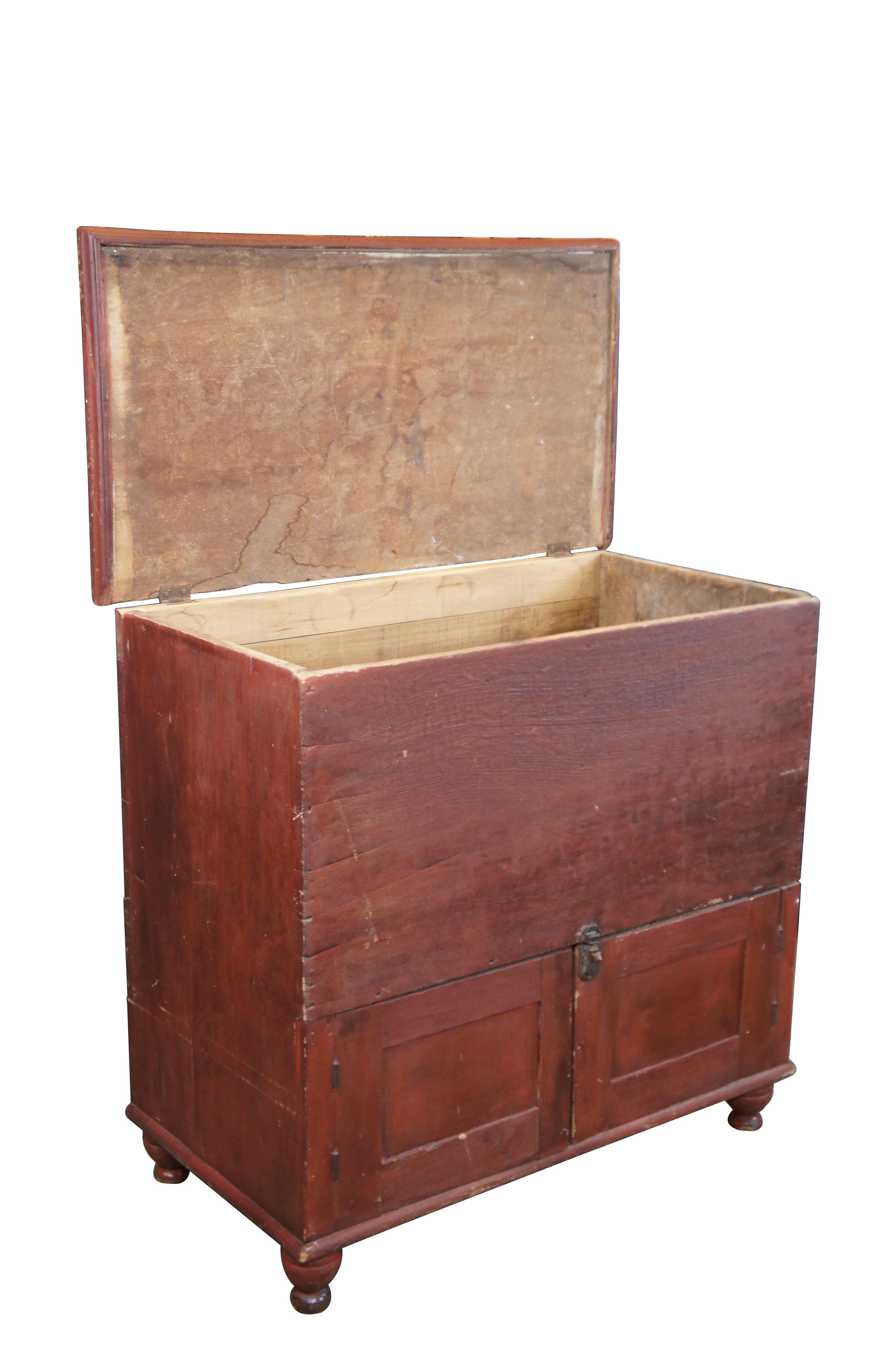 Colonial américain Ancienne commode de ferme peinte américaine, coffre de rangement pour mules et couvertures 38 po. en vente