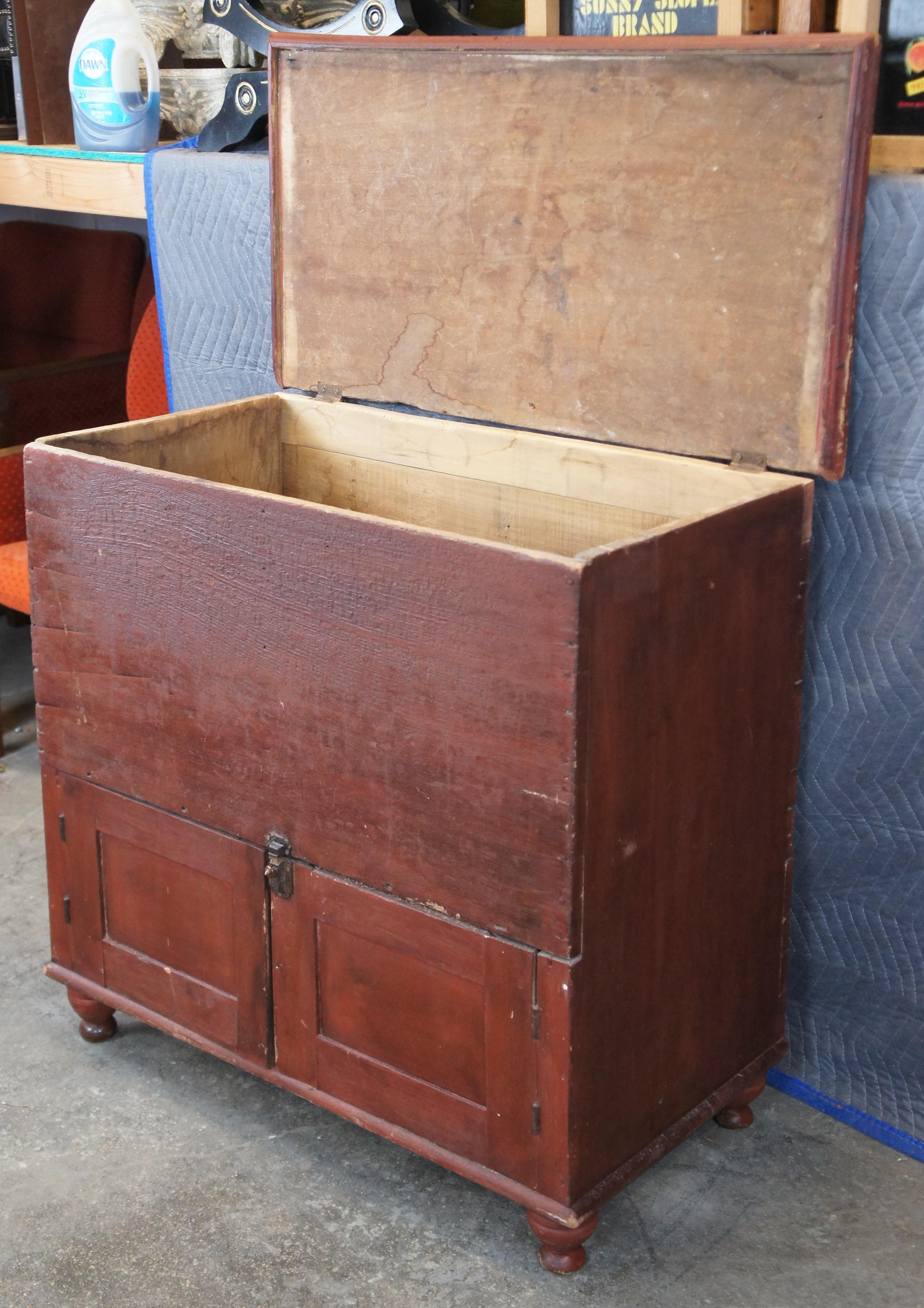 Américain Ancienne commode de ferme peinte américaine, coffre de rangement pour mules et couvertures 38 po. en vente