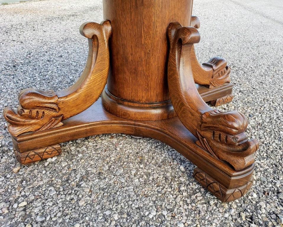 Américain Ancienne table de salle à manger à rallonge américaine à piédestal sculpté et figuratif en vente