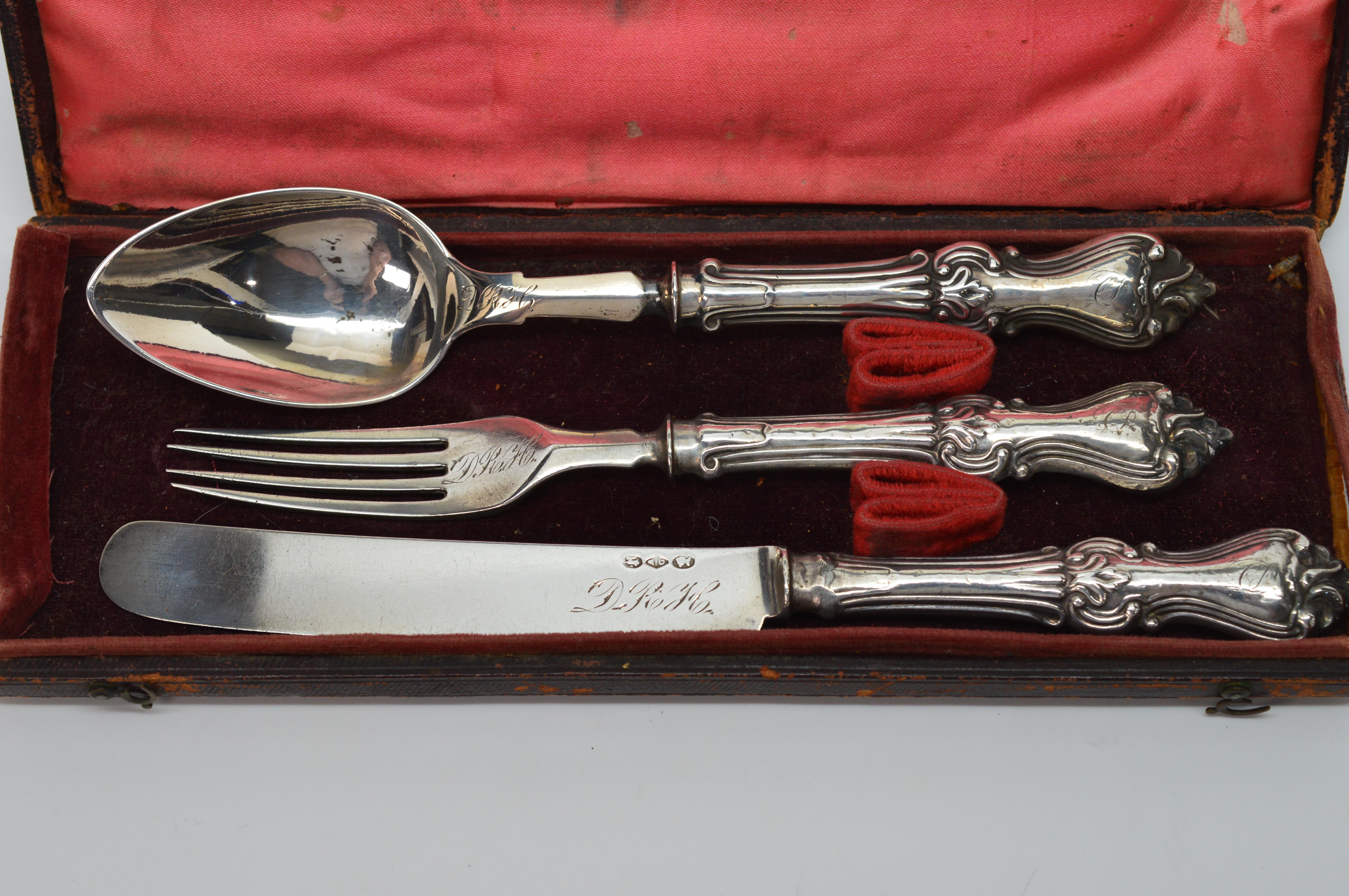 Antique American three-piece Sterling Silver Travel Flatware set. In 1800, according to the exhibition catalogue, it is assumed that not even one percent of American households owned even a single silver spoon, let alone a fork. Silver was desirable