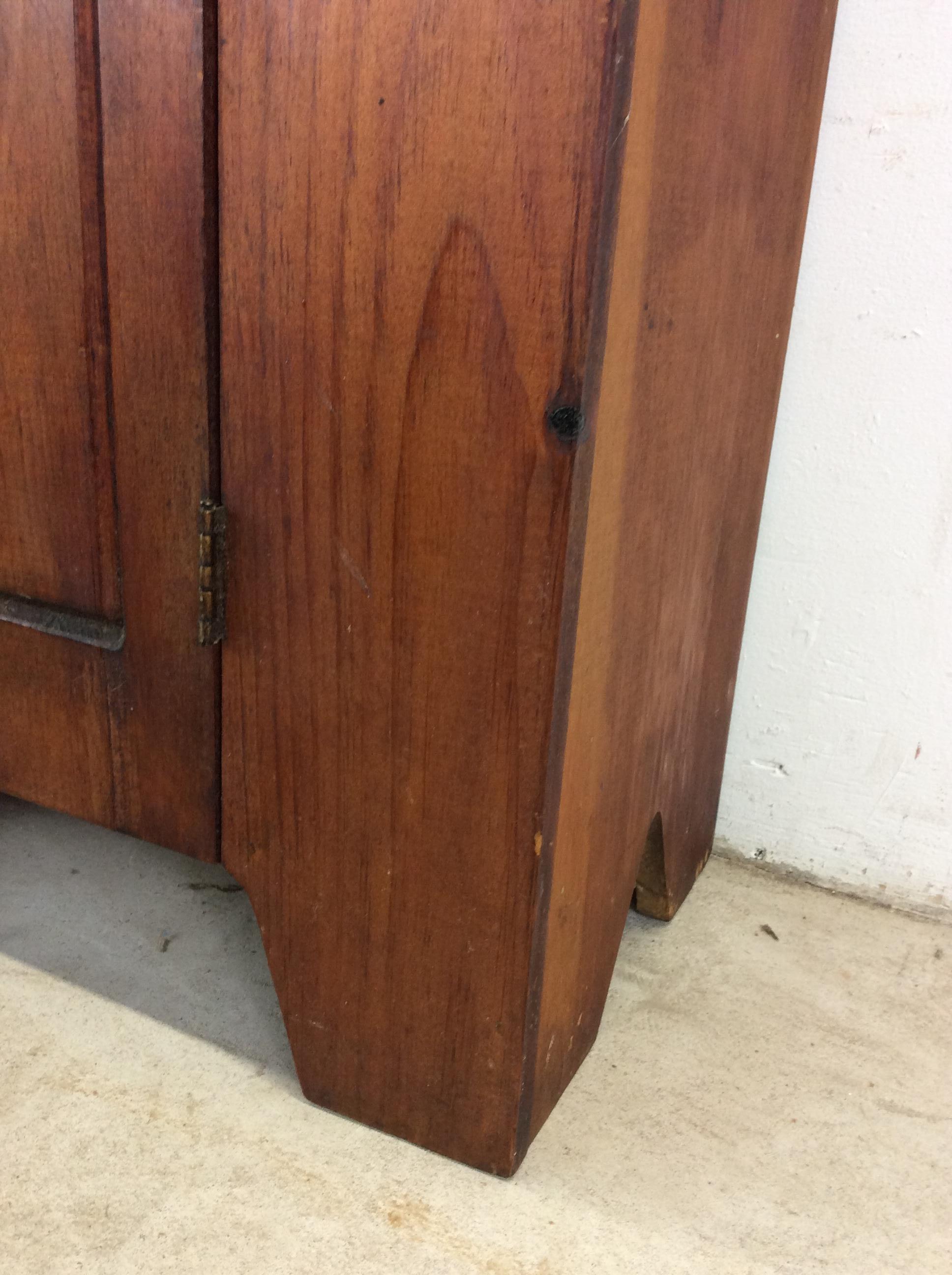 Ancienne armoire américaine en pin avec 4 étagères en vente 3