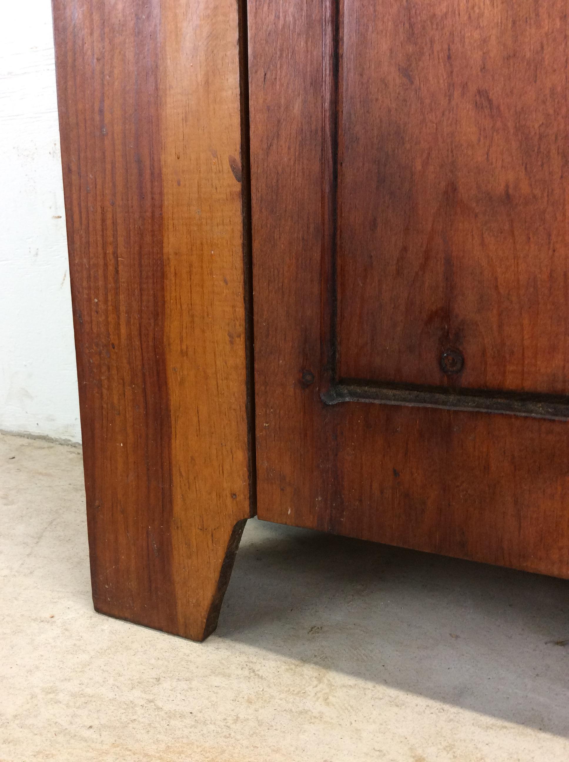 Ancienne armoire américaine en pin avec 4 étagères en vente 5