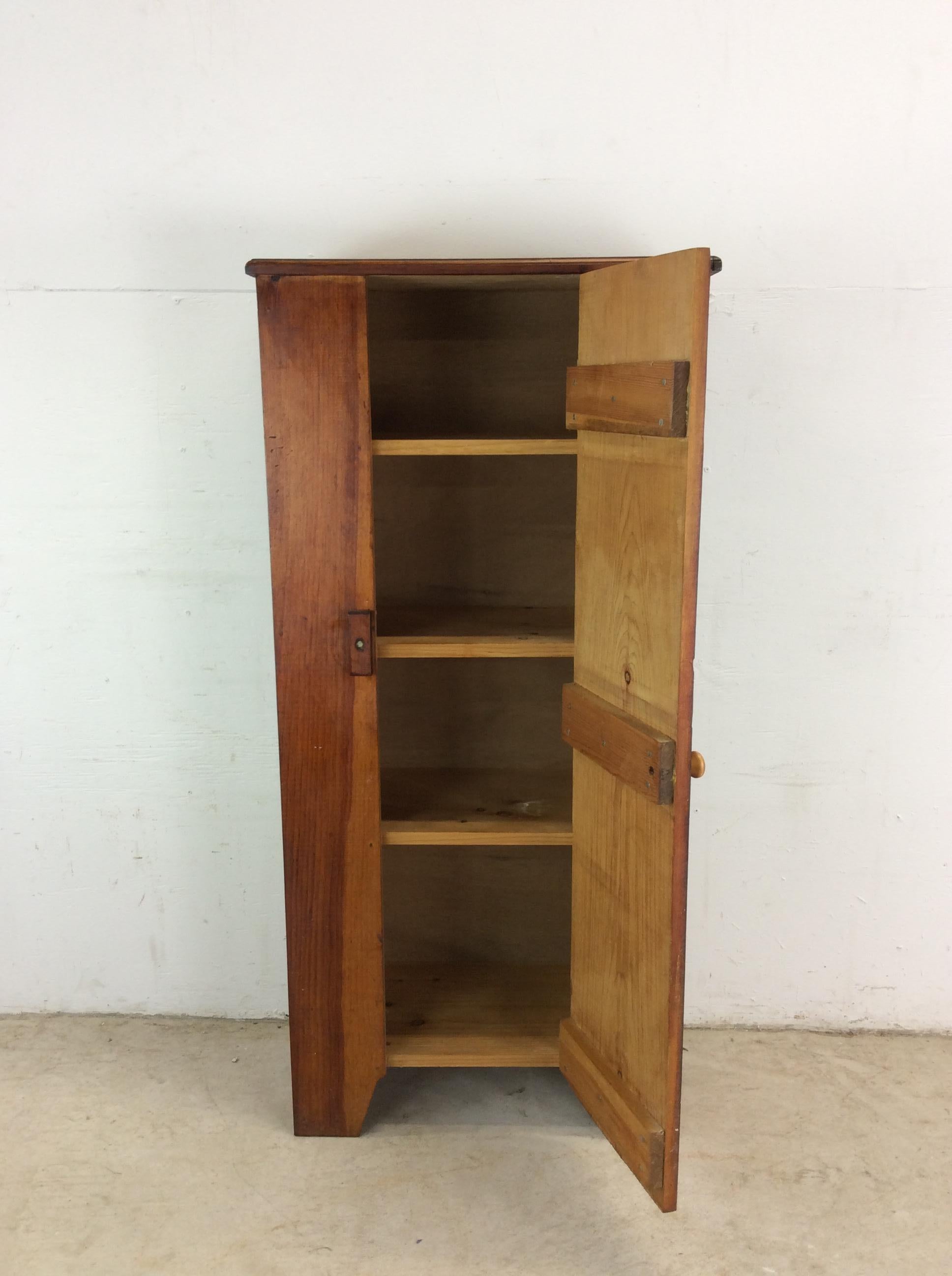 Ancienne armoire américaine en pin avec 4 étagères en vente 7