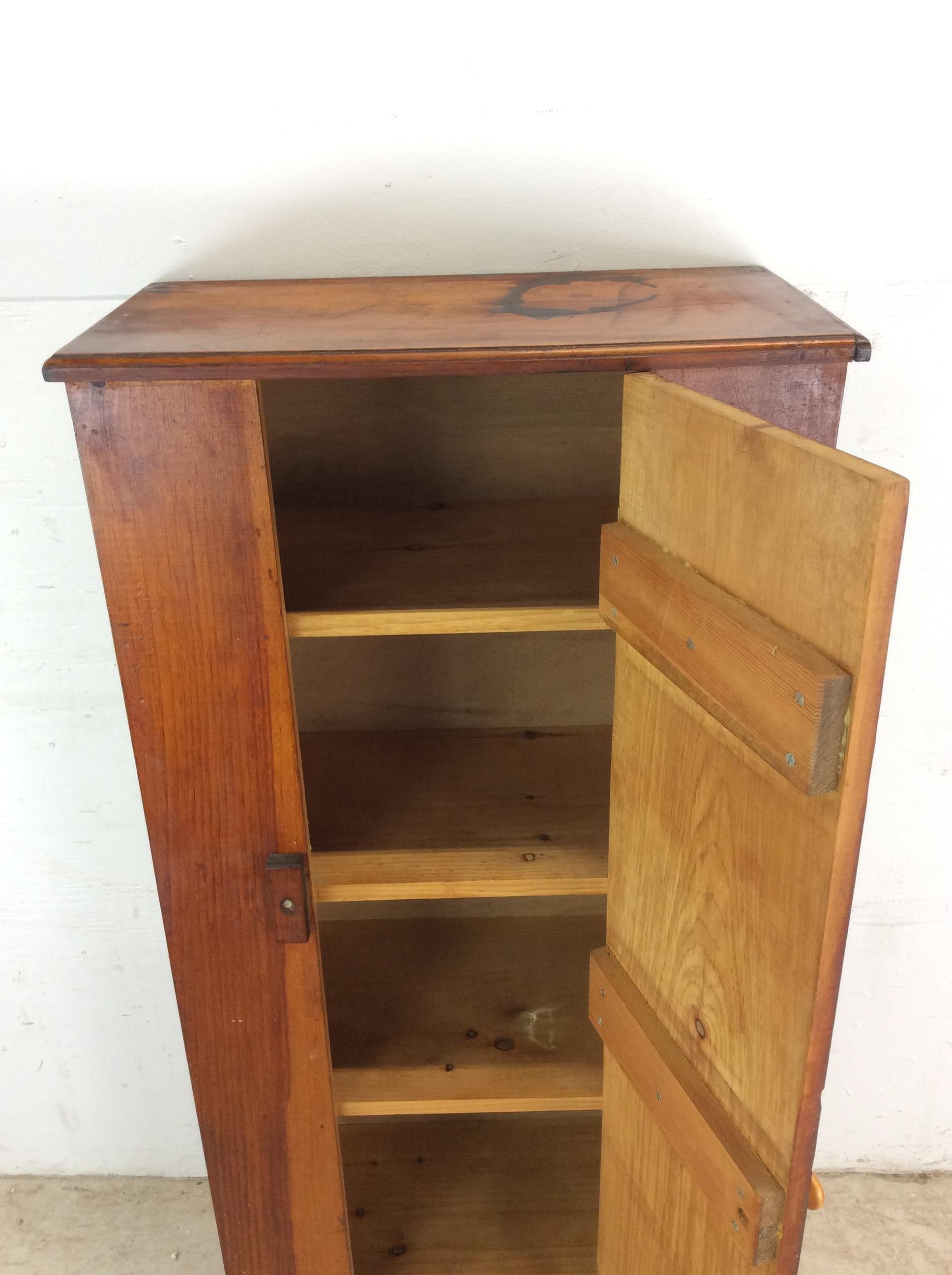 Ancienne armoire américaine en pin avec 4 étagères en vente 8