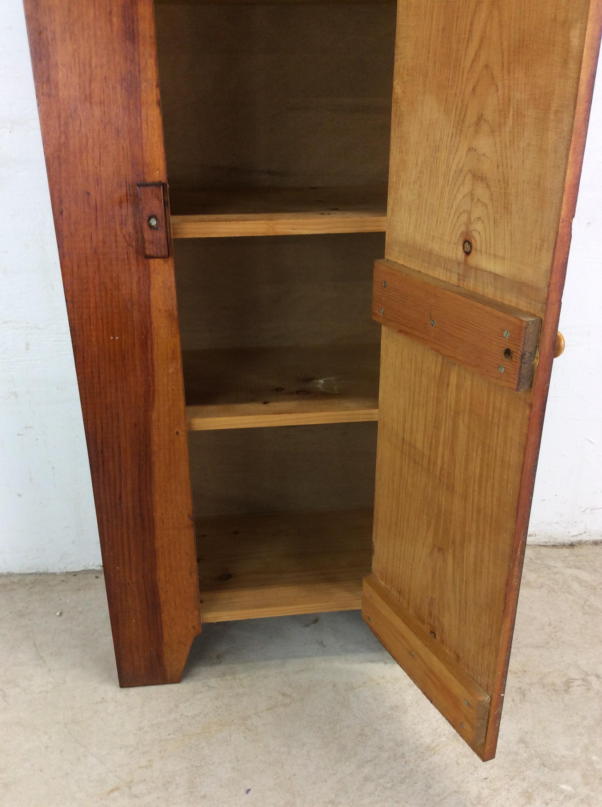 Ancienne armoire américaine en pin avec 4 étagères en vente 9
