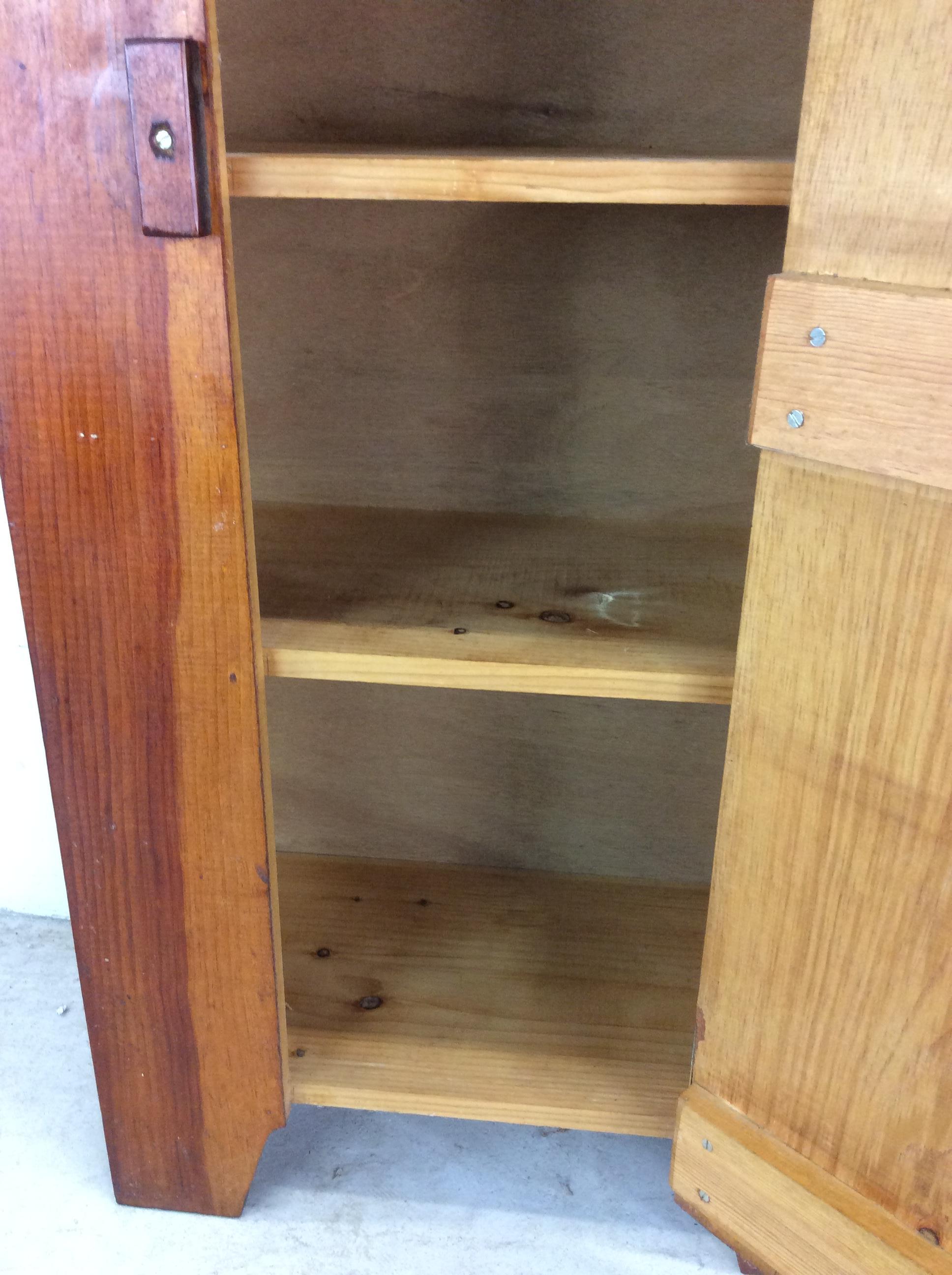 Ancienne armoire américaine en pin avec 4 étagères en vente 10