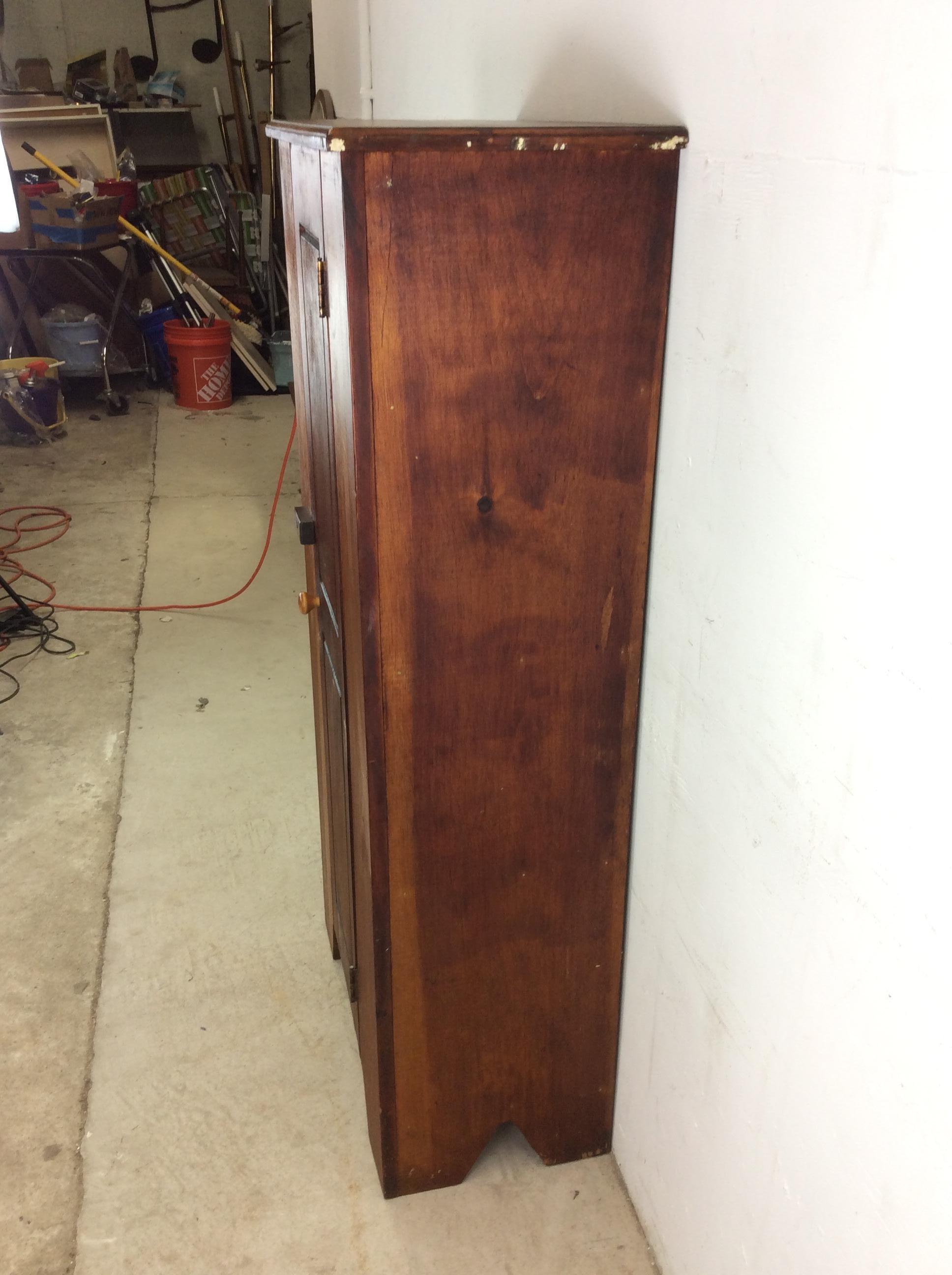 Ancienne armoire américaine en pin avec 4 étagères en vente 11