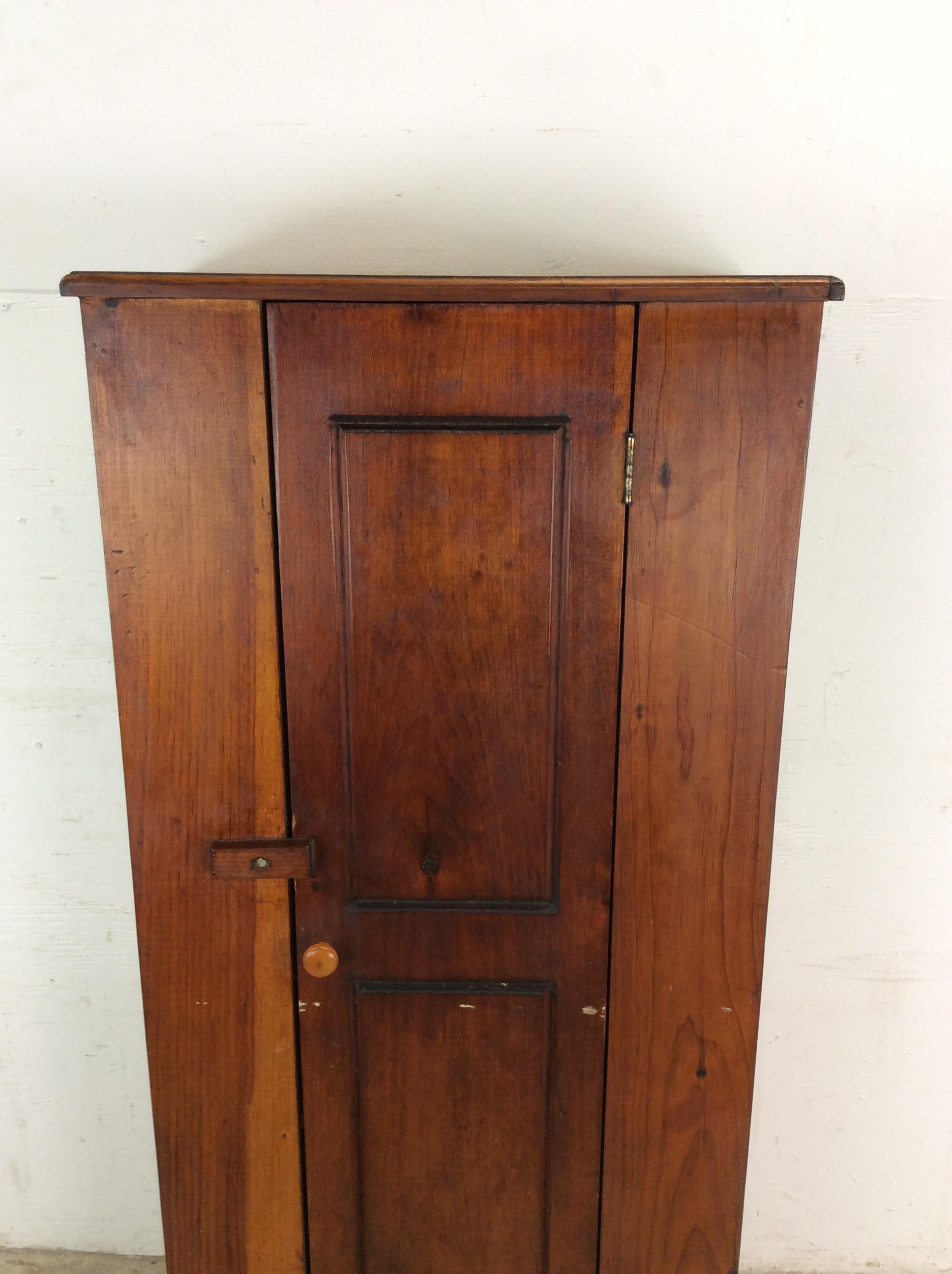 Ancienne armoire américaine en pin avec 4 étagères Bon état - En vente à Freehold, NJ