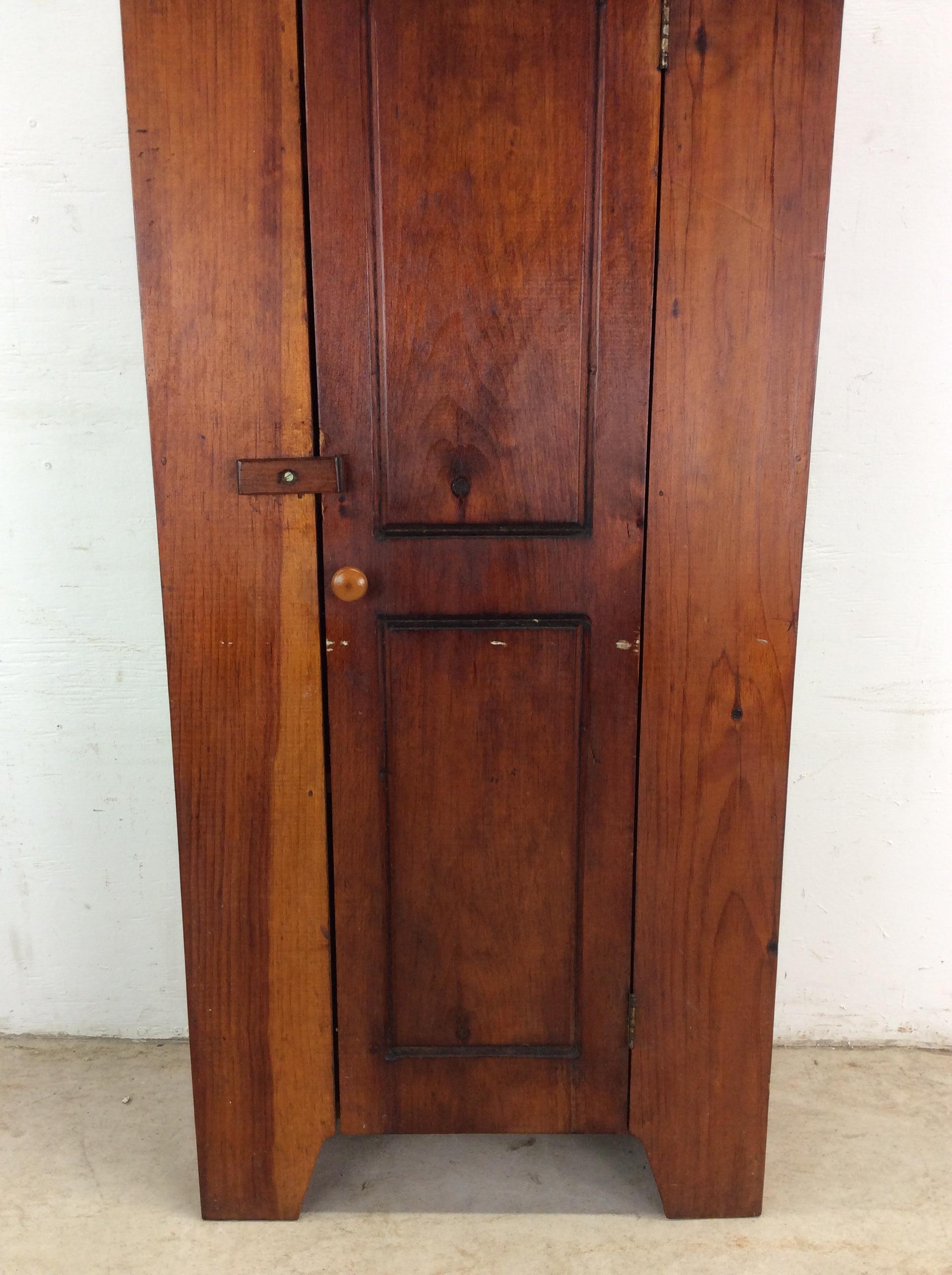 20ième siècle Ancienne armoire américaine en pin avec 4 étagères en vente
