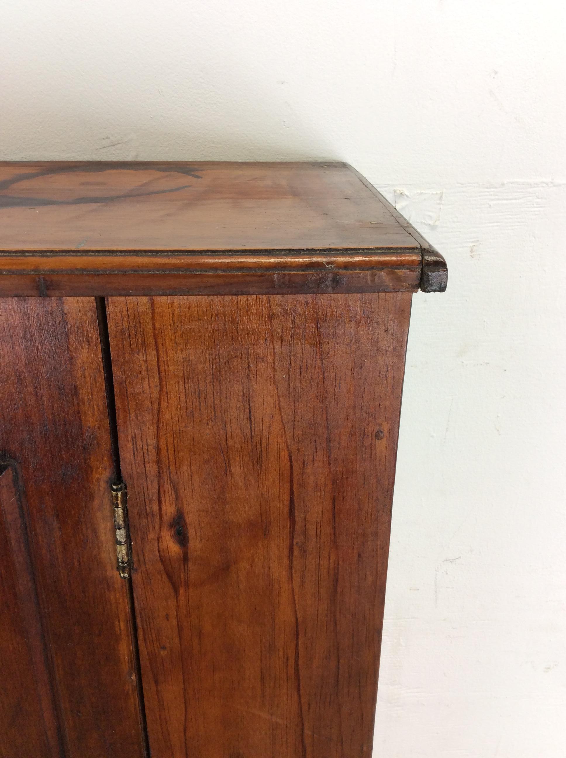 Pin Ancienne armoire américaine en pin avec 4 étagères en vente