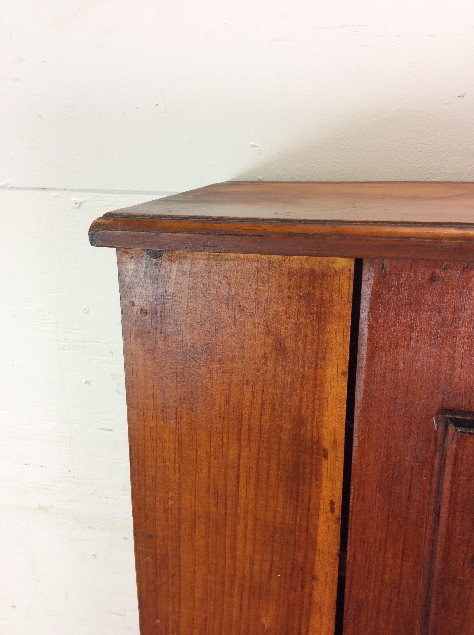 Ancienne armoire américaine en pin avec 4 étagères en vente 1