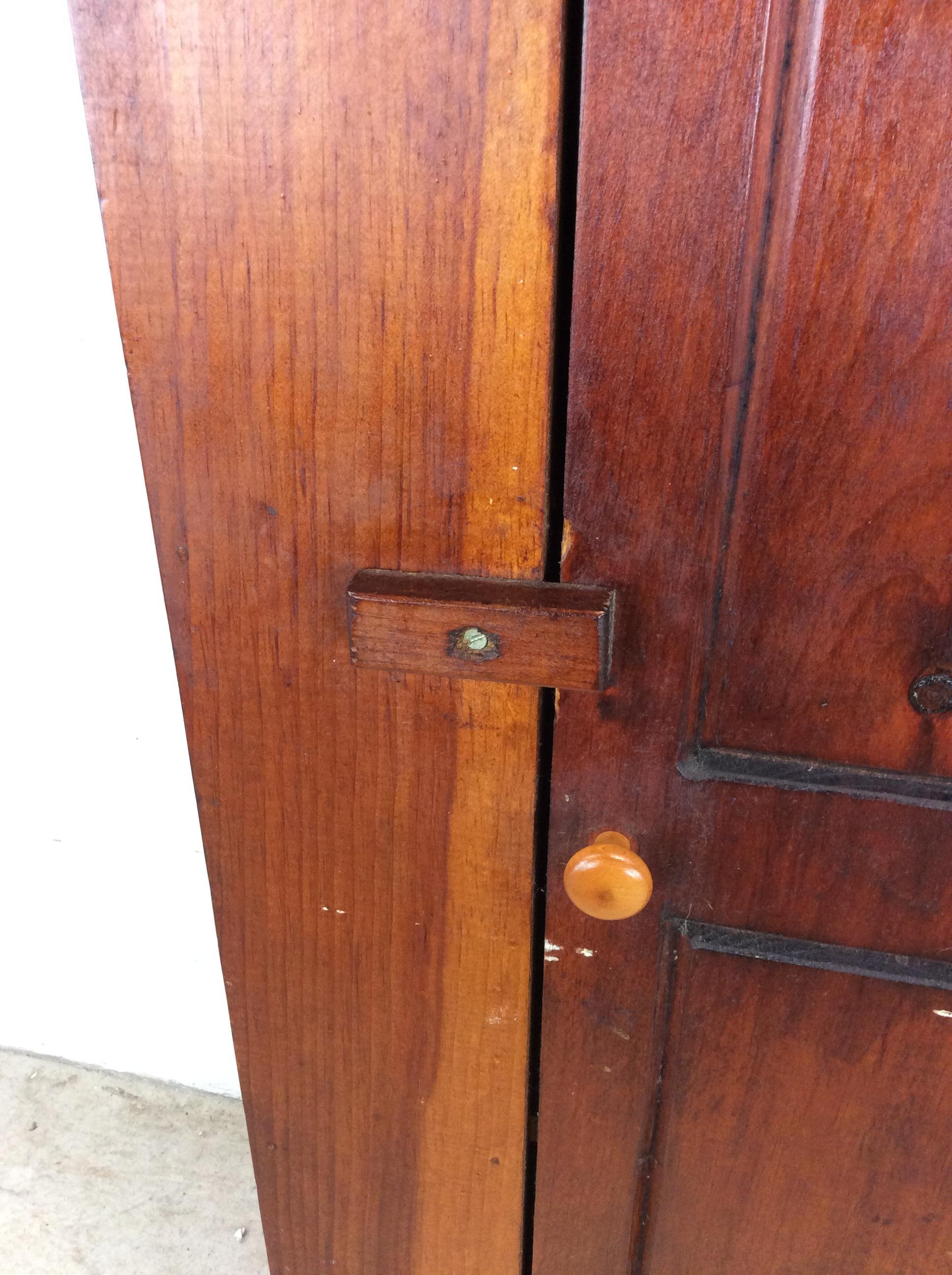 Ancienne armoire américaine en pin avec 4 étagères en vente 2